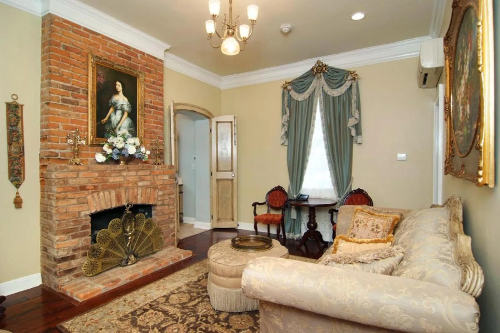Living room in Nottoway Plantation and Resort