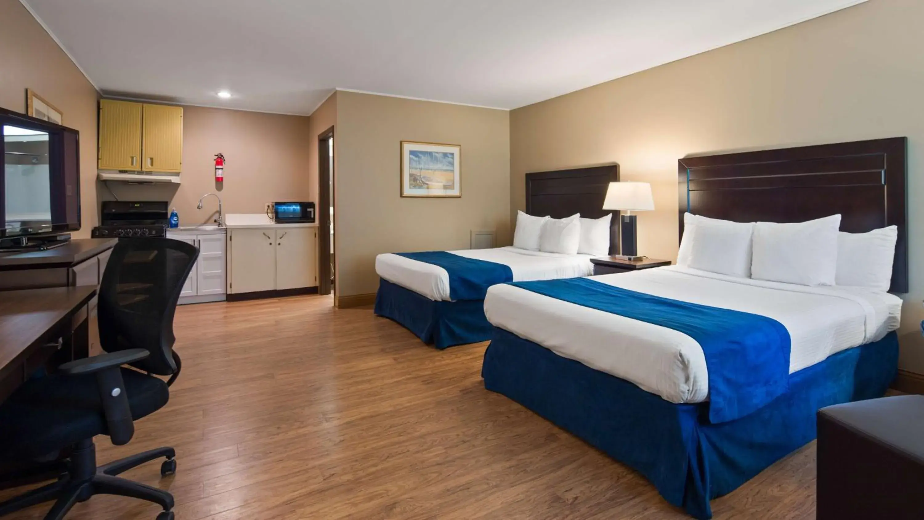 Room with Two Double Beds with Kitchenette - Non-Smoking in South West Mermaid Inn Room with Two Double Beds with Kitchenette - Non-Smoking in South West Mermaid Inn