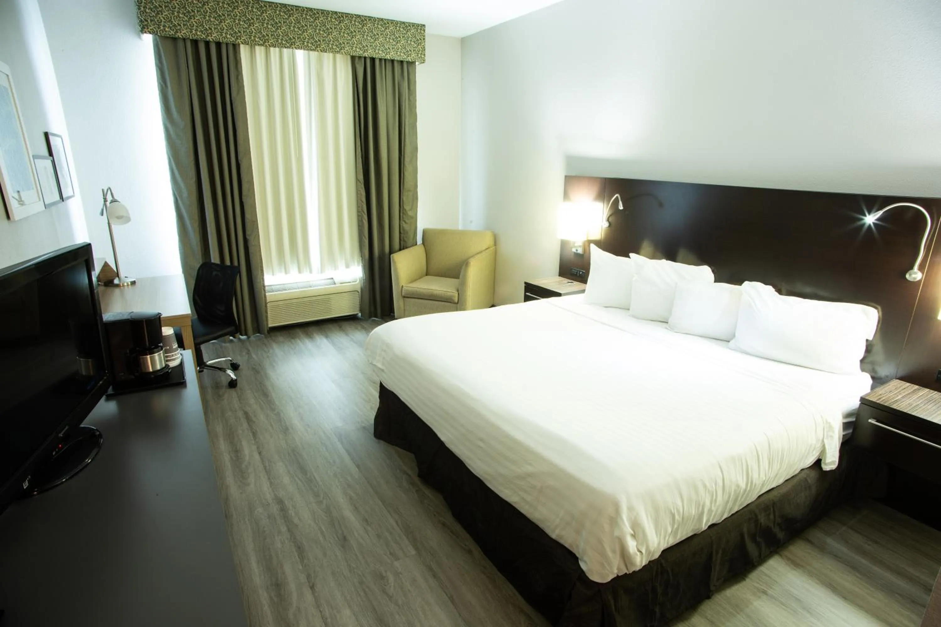 Photo of the whole room, Bed in Country Inn & Suites by Radisson, Harrisburg West Mechanicsburg