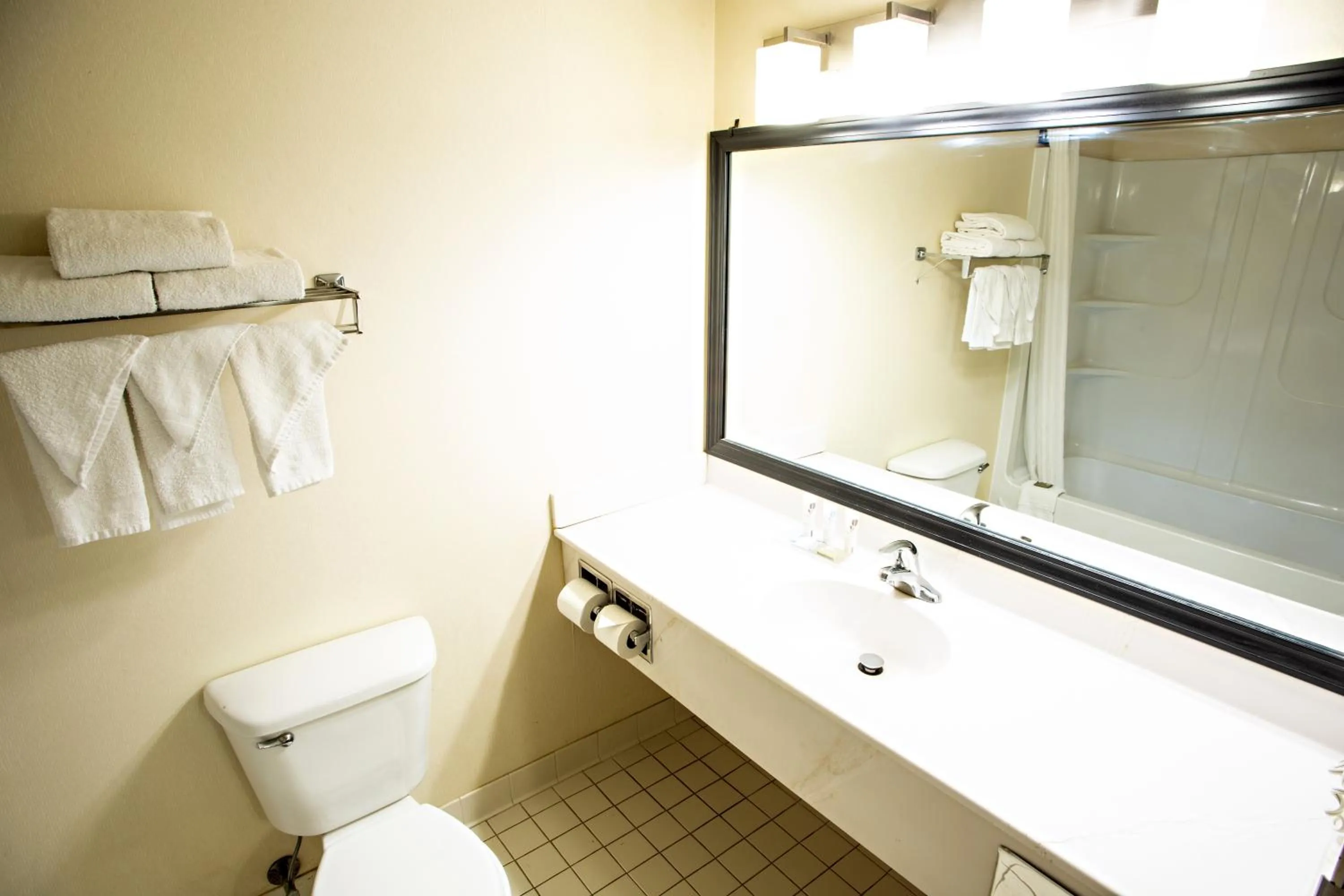 Bathroom in Country Inn & Suites by Radisson, Harrisburg West Mechanicsburg