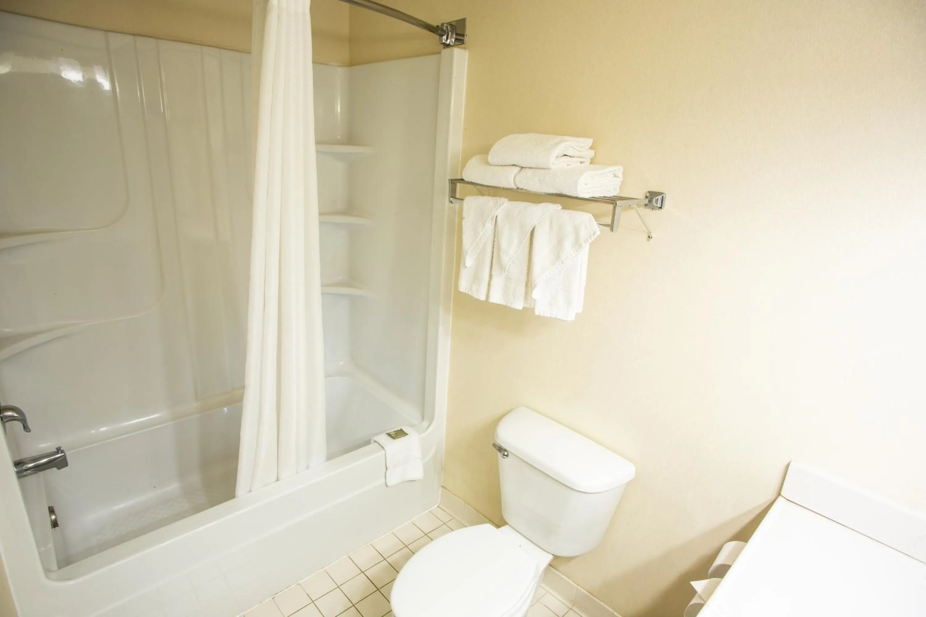 Bathroom in Country Inn & Suites by Radisson, Harrisburg West Mechanicsburg