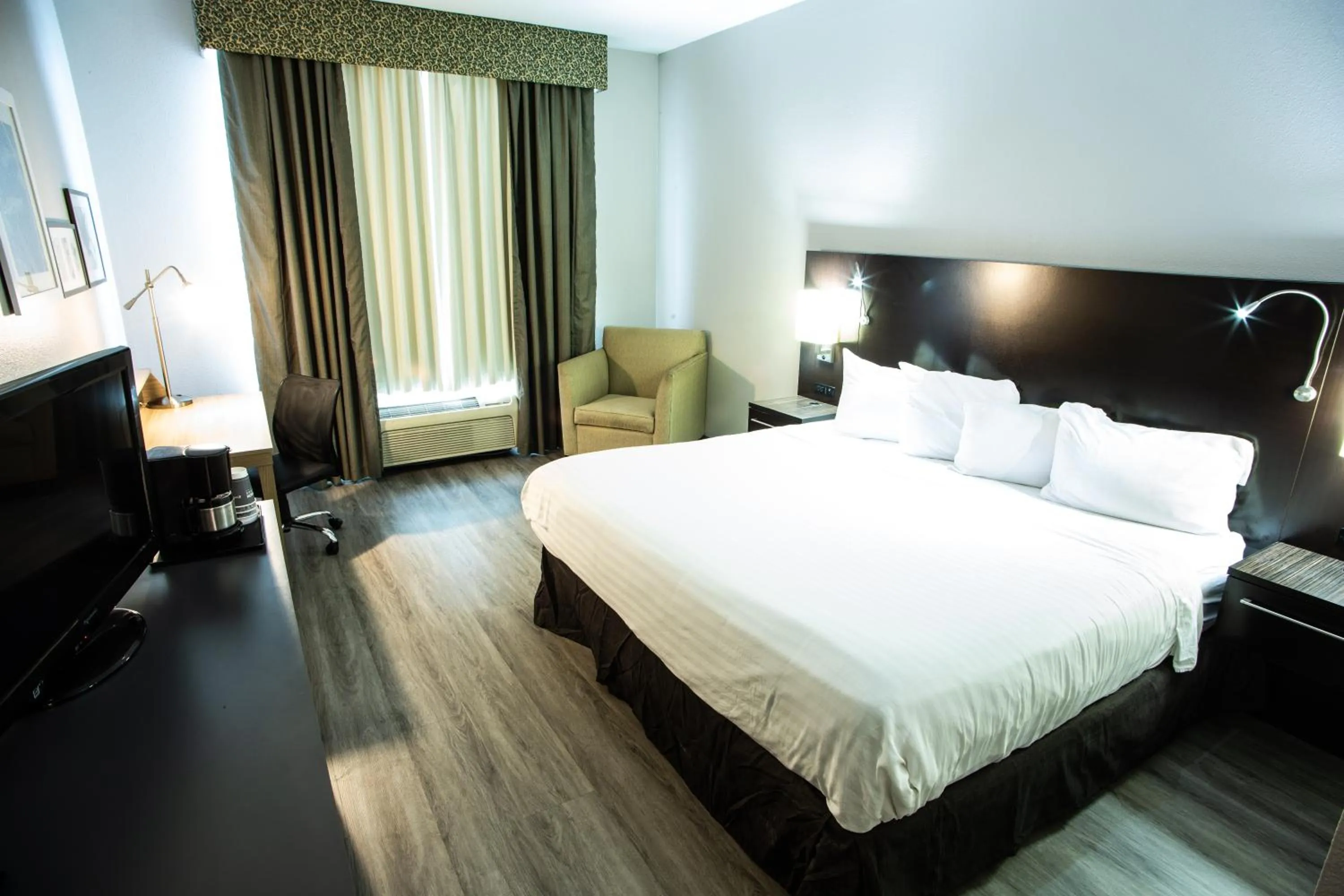 Bed in Country Inn & Suites by Radisson, Harrisburg West Mechanicsburg