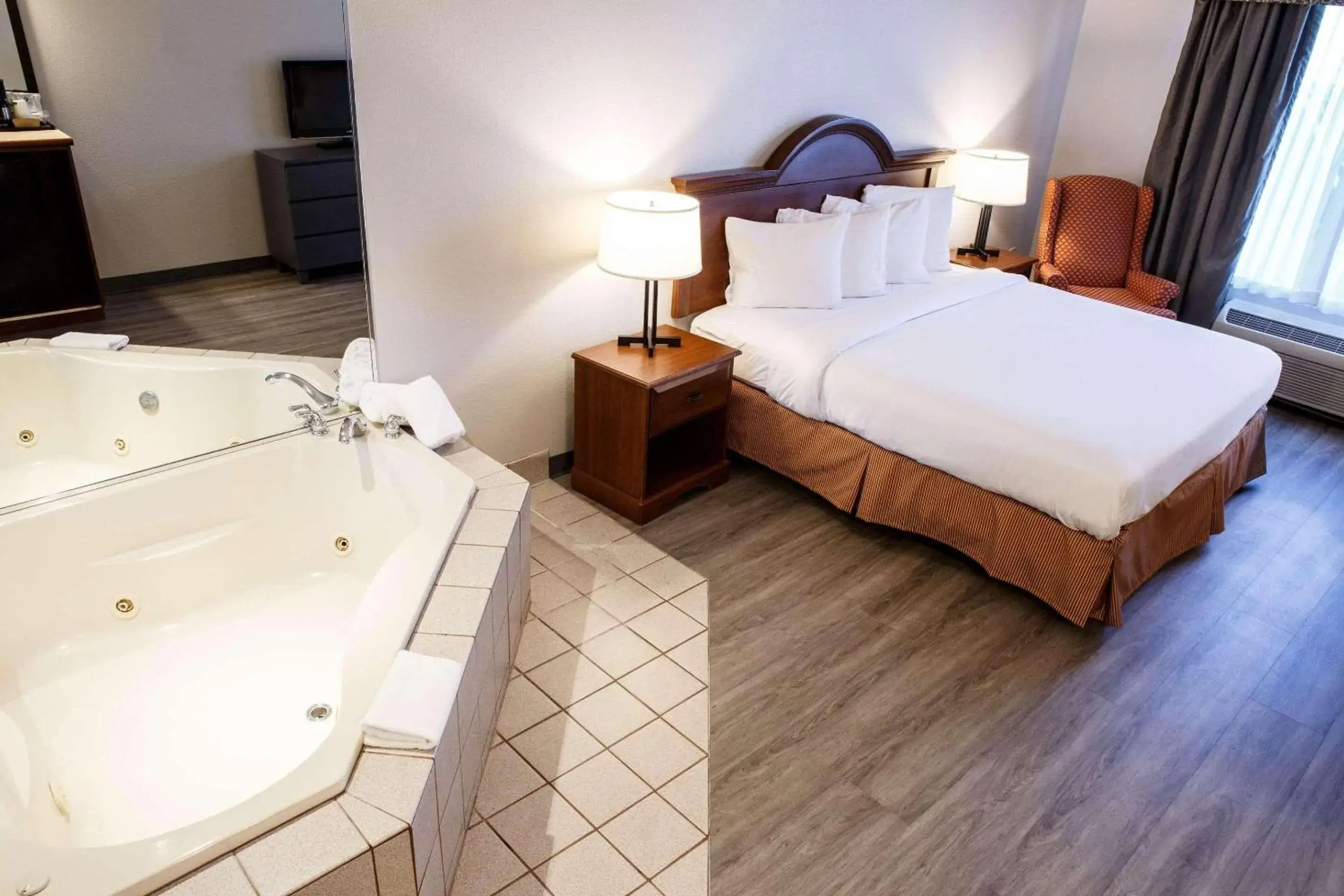 King Suite with Whirlpool - Non-smoking in Country Inn & Suites by Radisson, Harrisburg West Mechanicsburg King Suite with Whirlpool - Non-smoking in Country Inn & Suites by Radisson, Harrisburg West Mechanicsburg
