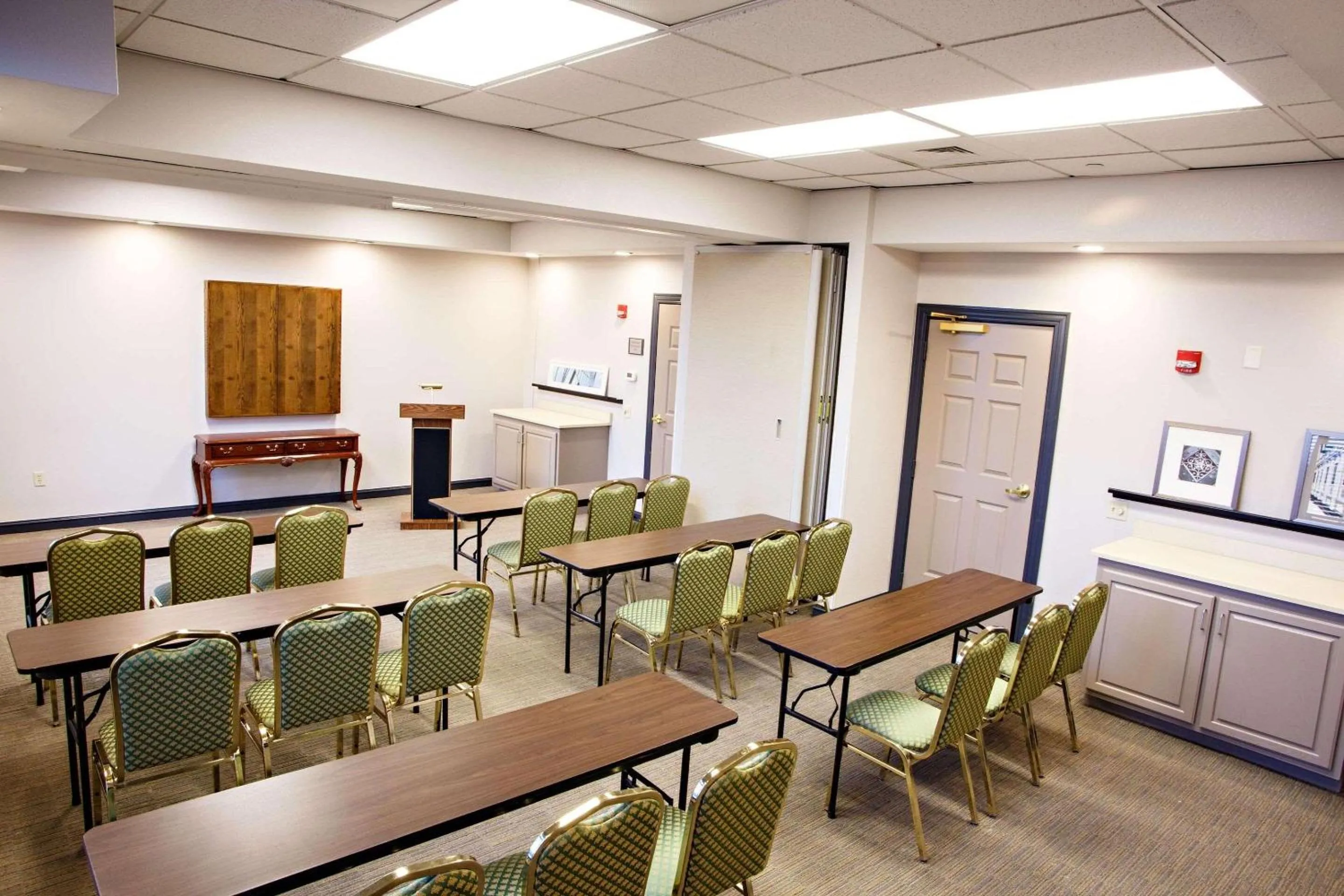 Meeting/conference room in Country Inn & Suites by Radisson, Harrisburg West Mechanicsburg