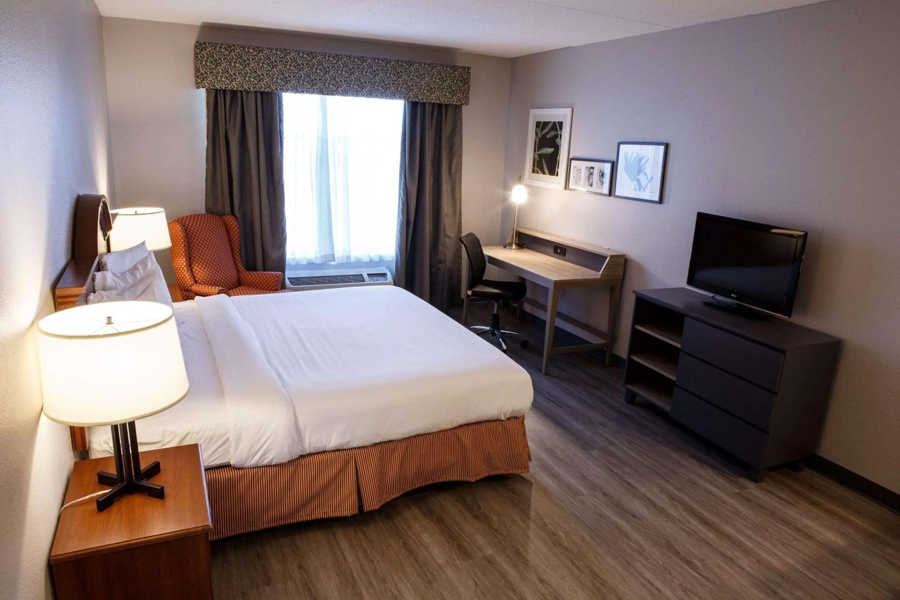 Bedroom, Bed in Country Inn & Suites by Radisson, Harrisburg West Mechanicsburg