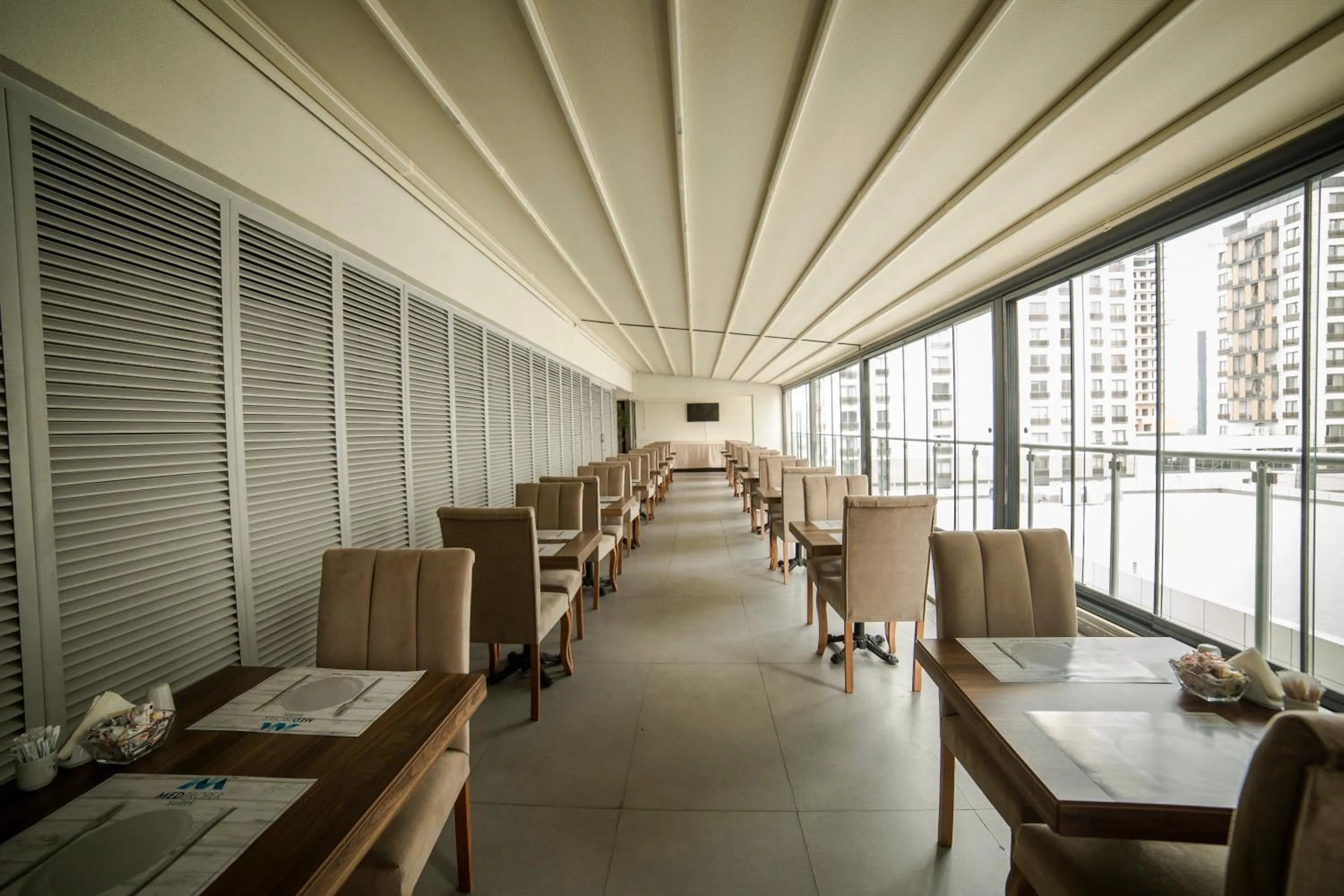 Restaurant/places to eat in Medproper Suites Airport