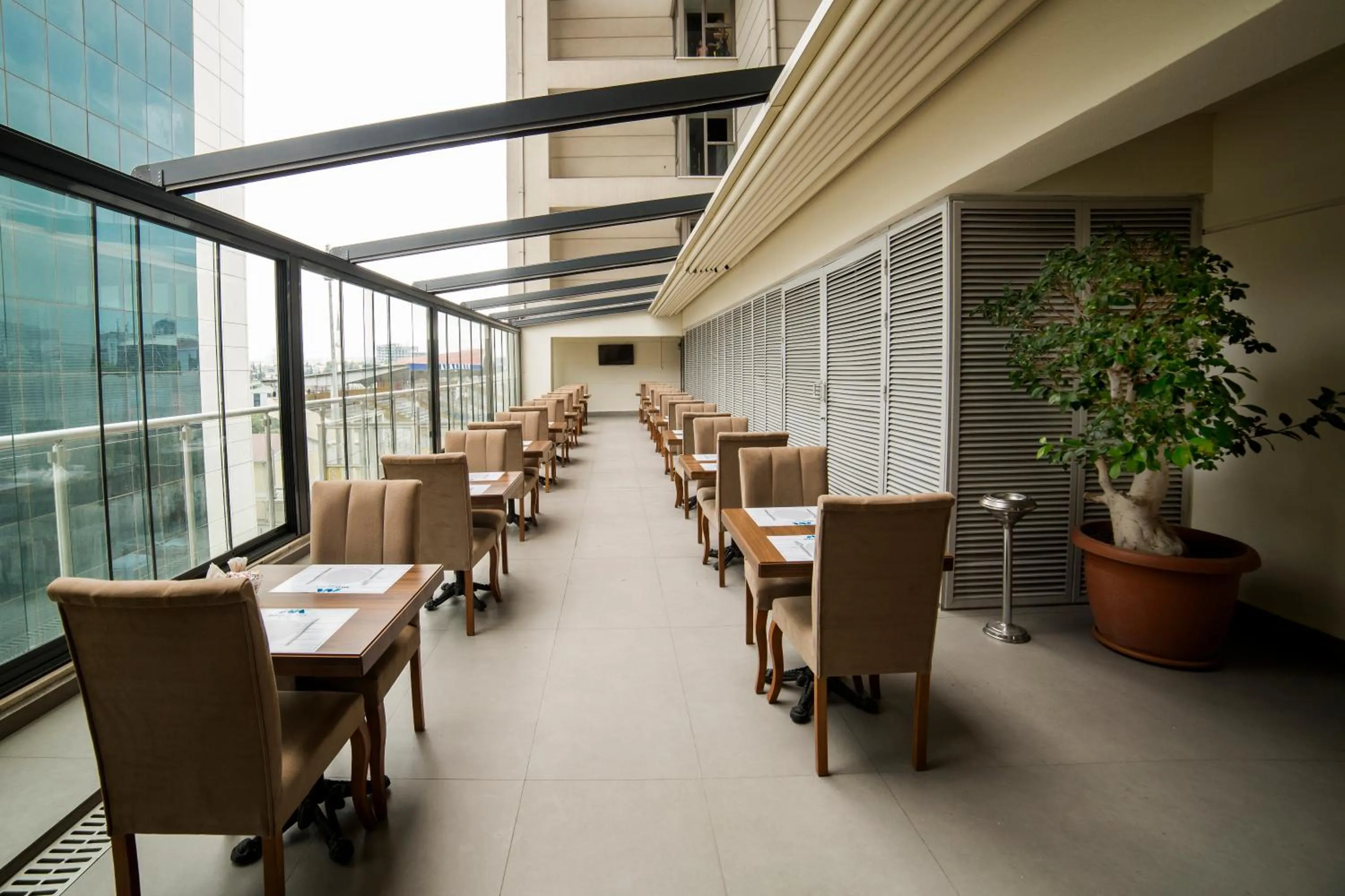 Restaurant/places to eat in Medproper Suites Airport