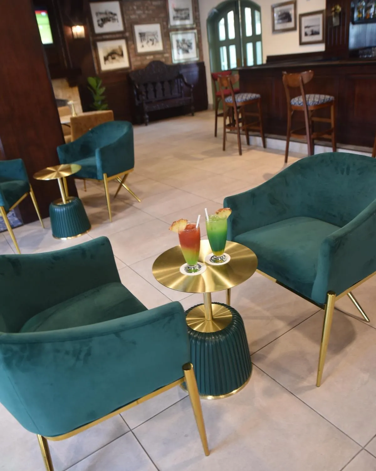 Lounge or bar in Courtleigh Hotel & Suites