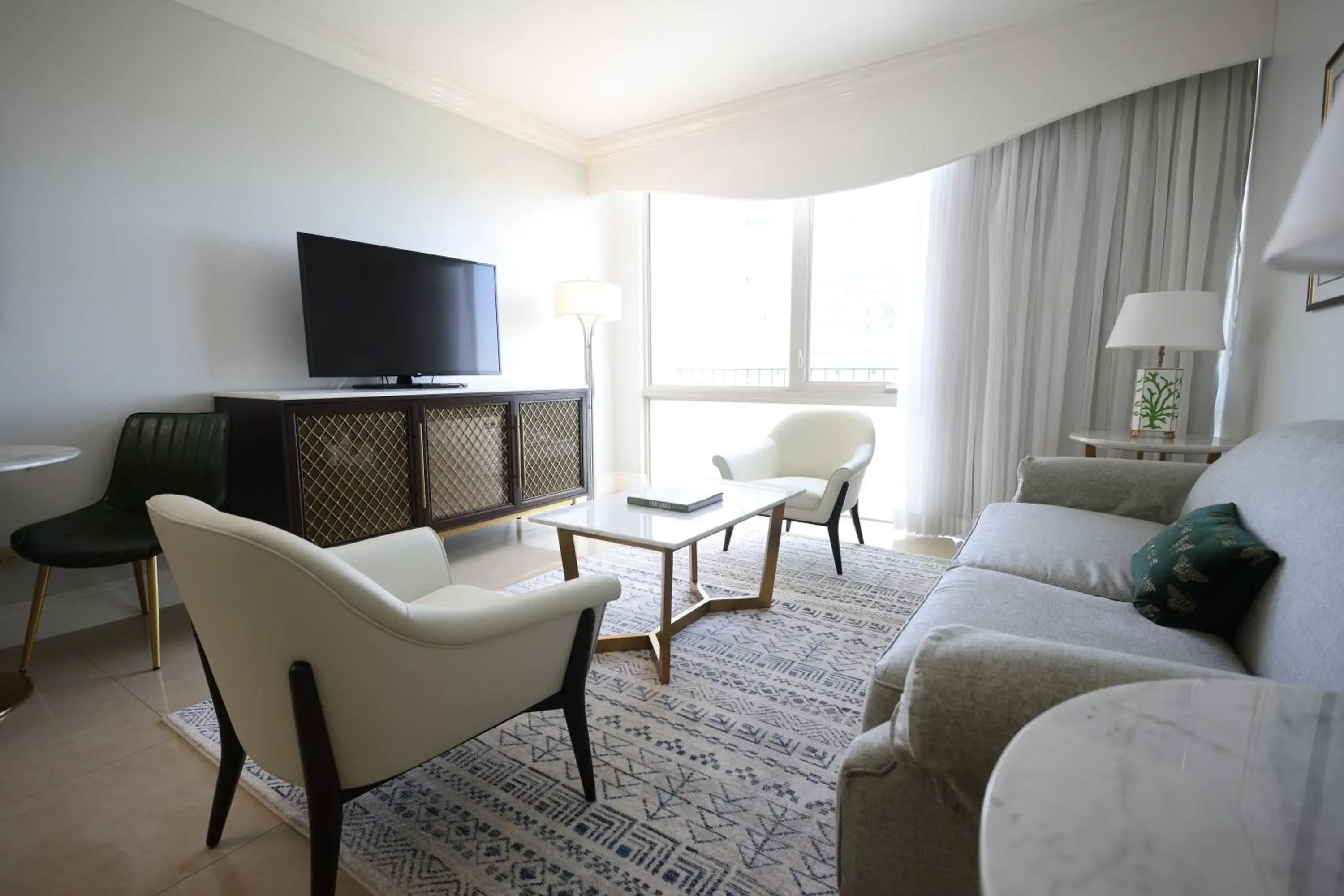 Living room, Bed in Courtleigh Hotel & Suites Living room, Bed in Courtleigh Hotel & Suites