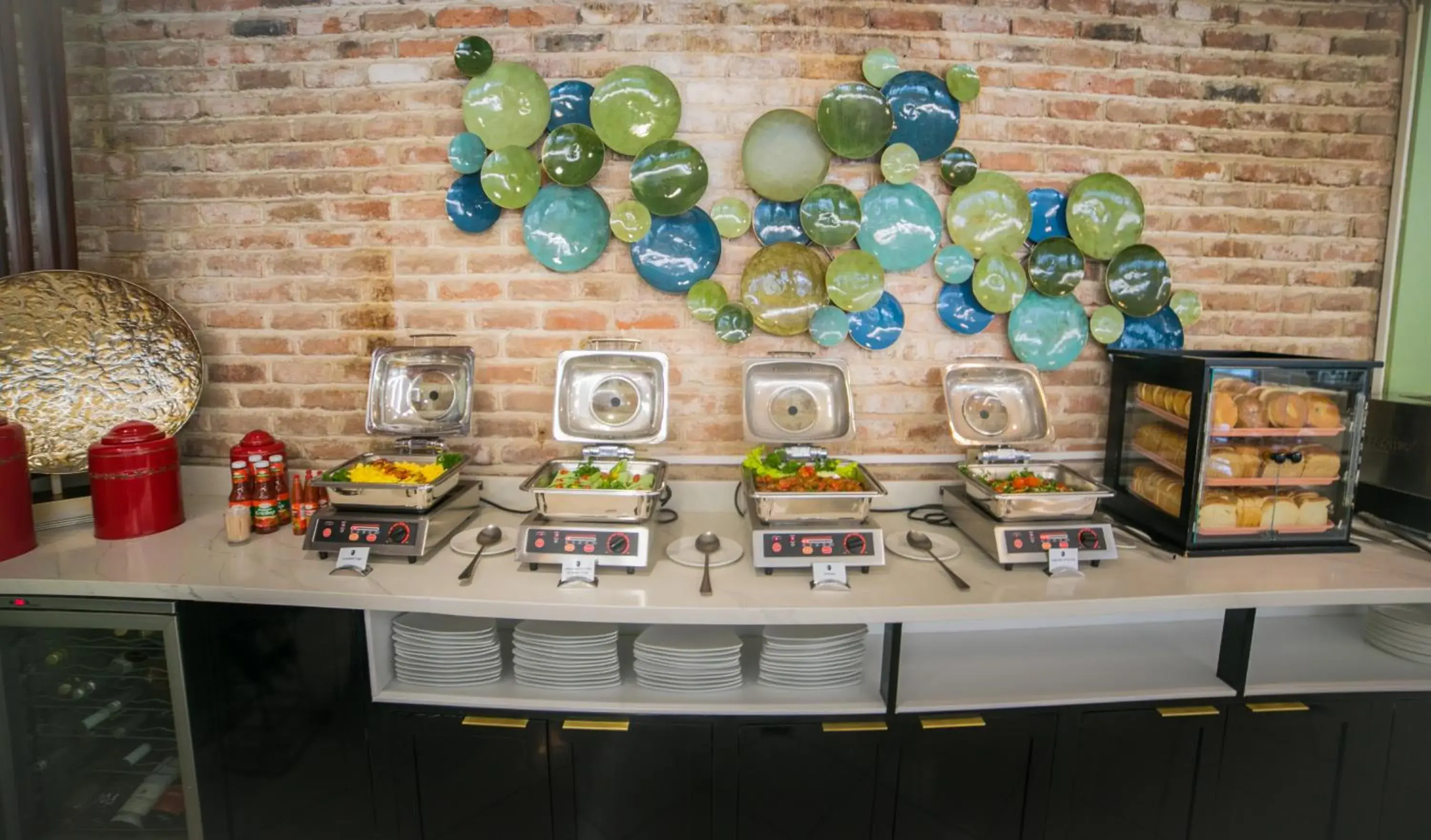 Buffet breakfast in Courtleigh Hotel & Suites Buffet breakfast in Courtleigh Hotel & Suites