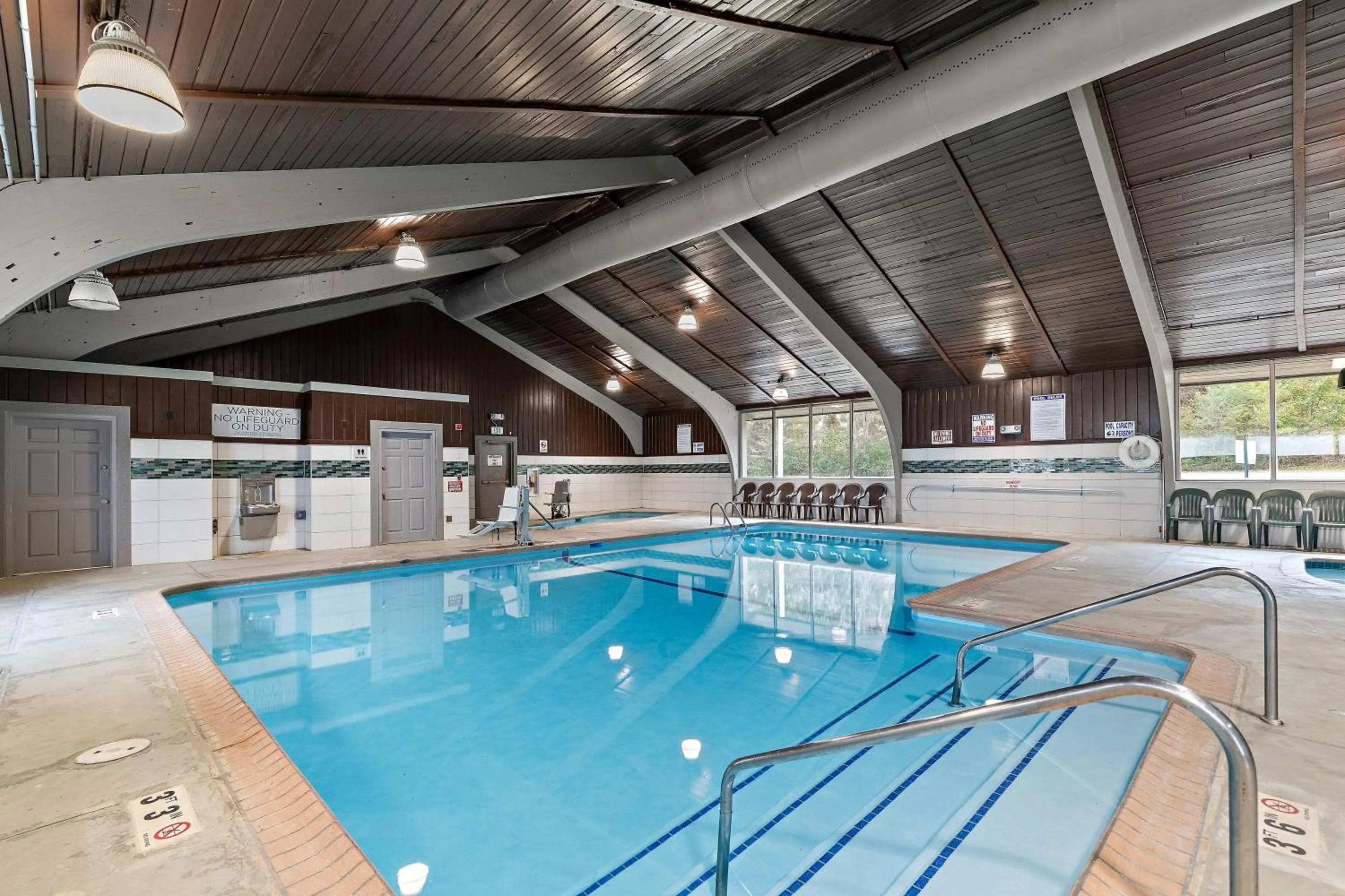 Swimming pool in Rochester Hotel & Suites - Mayo Clinic Area