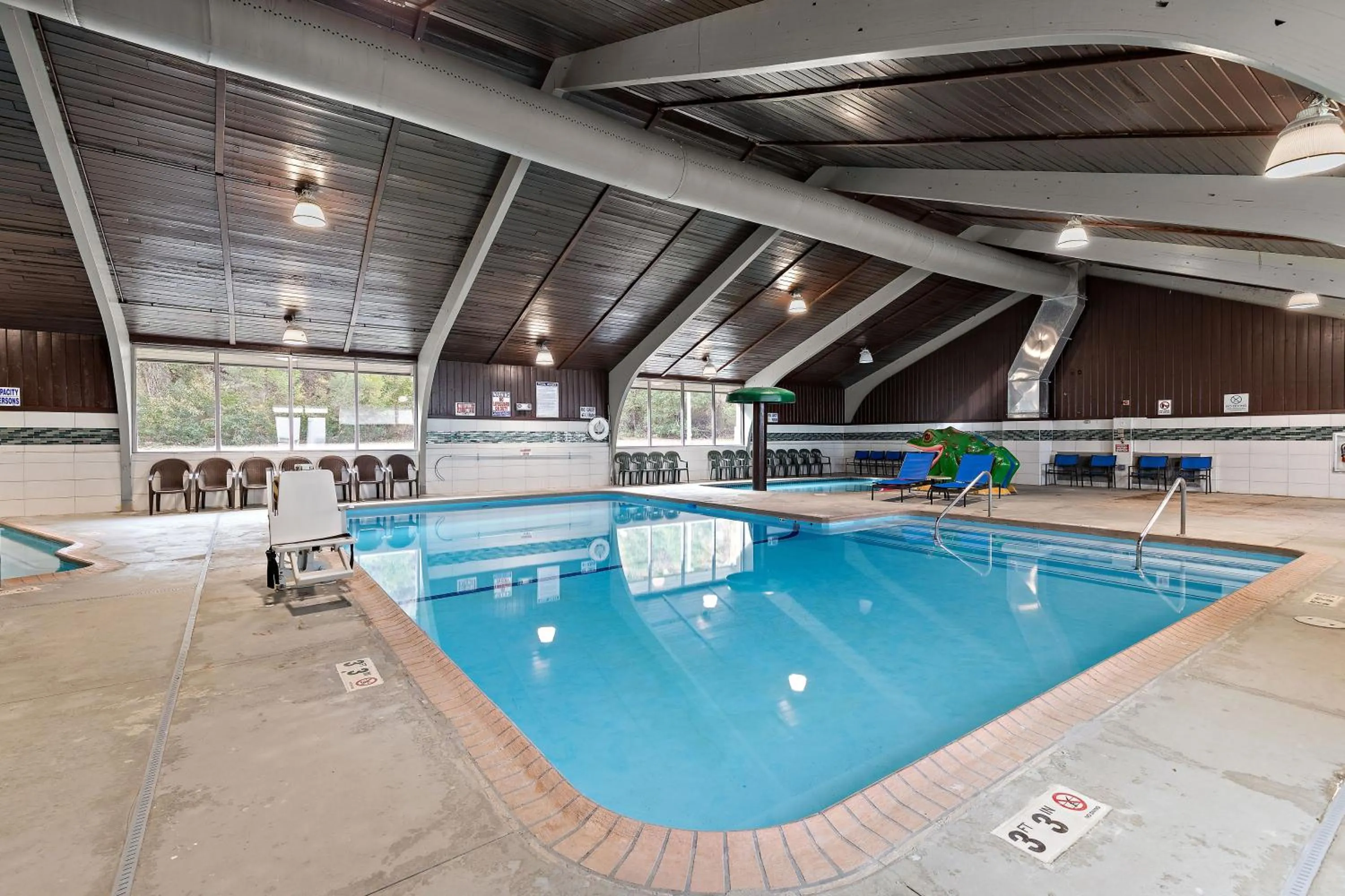Swimming pool in Rochester Hotel & Suites - Mayo Clinic Area