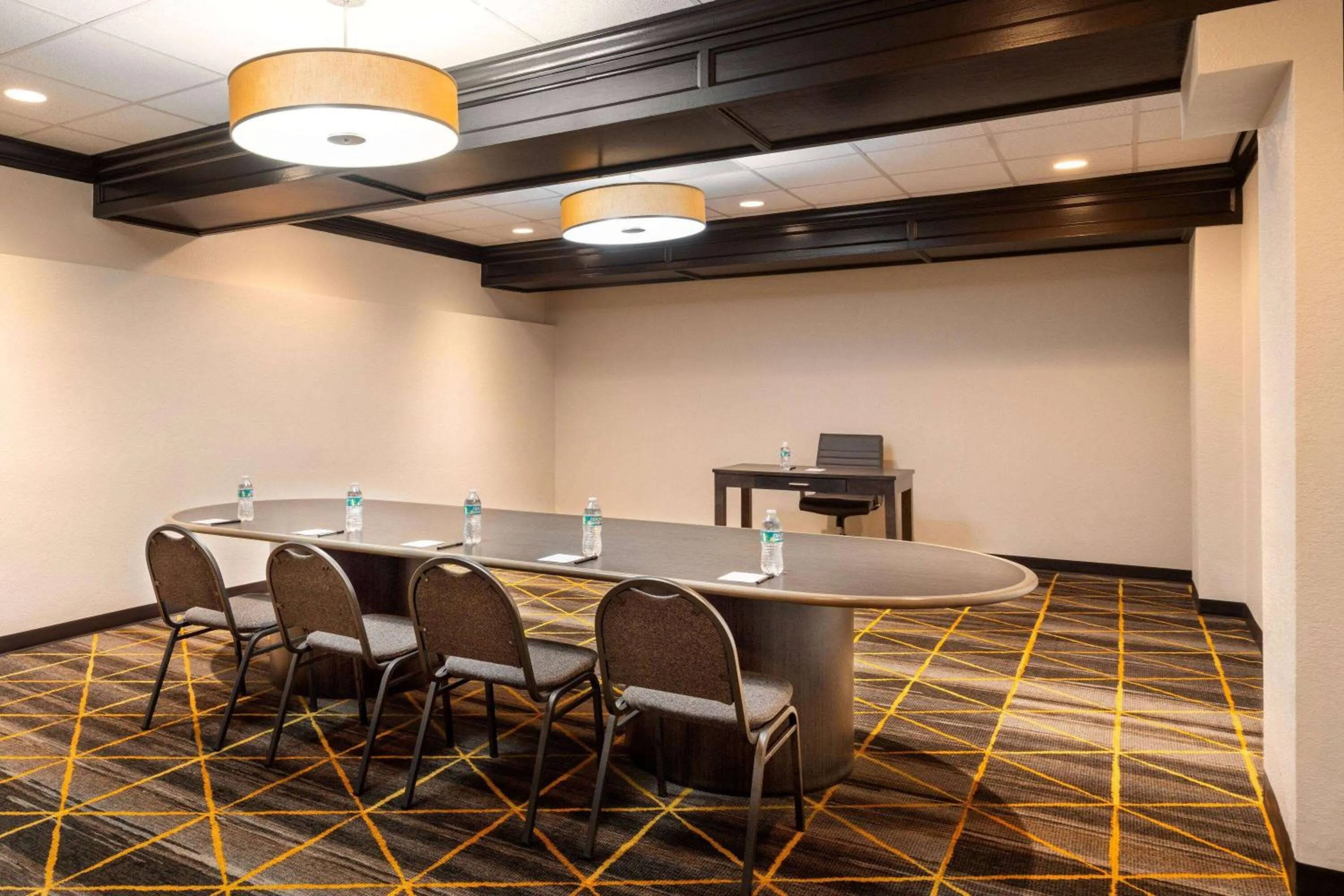 Meeting/conference room in Rochester Hotel & Suites - Mayo Clinic Area