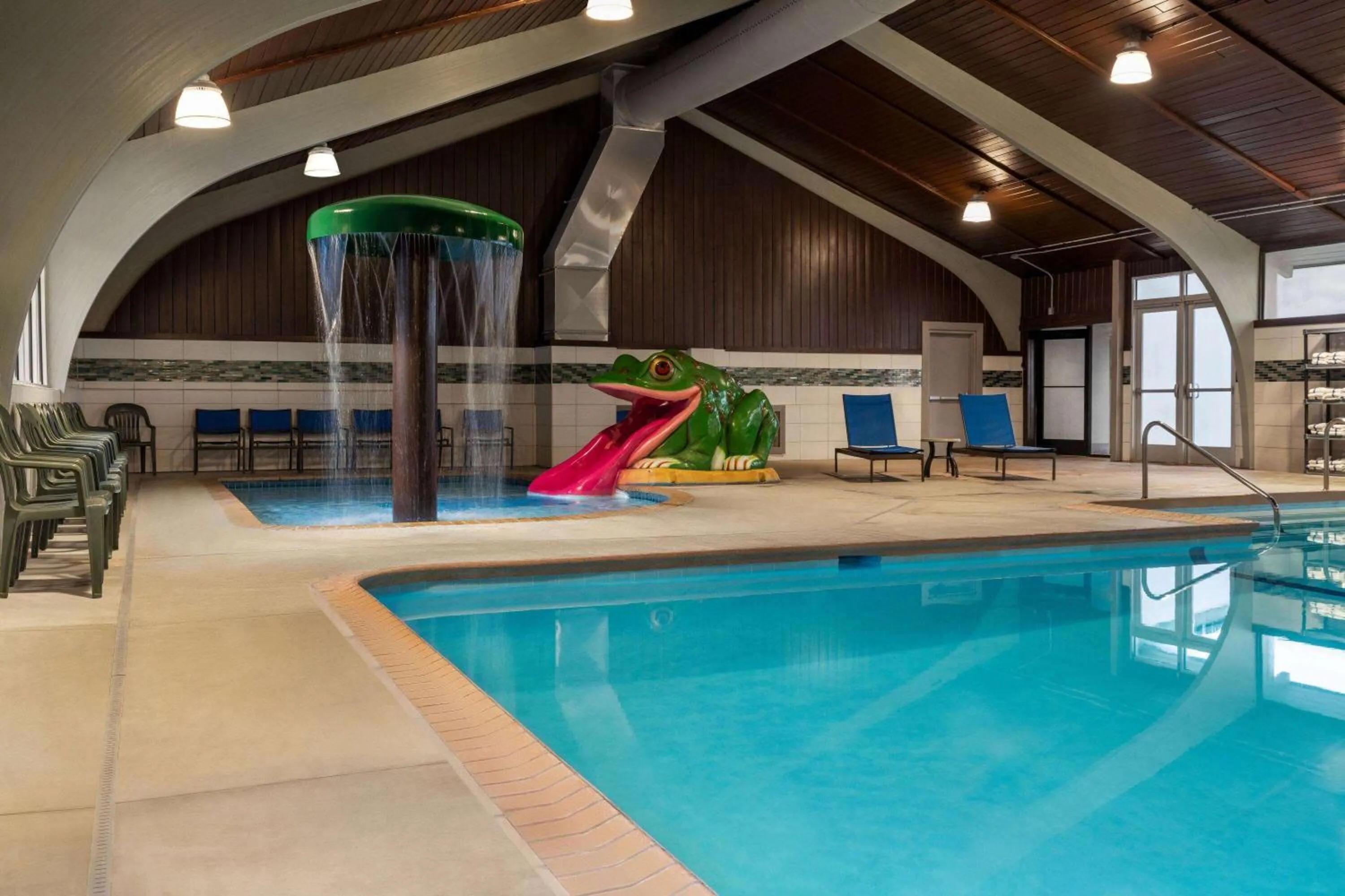 Swimming pool in Rochester Hotel & Suites - Mayo Clinic Area