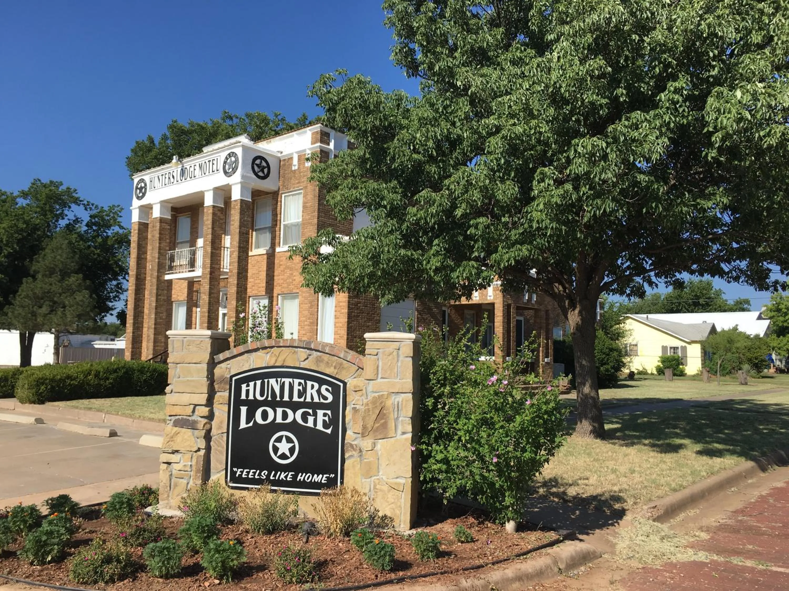 Day in Hunters Lodge Motel