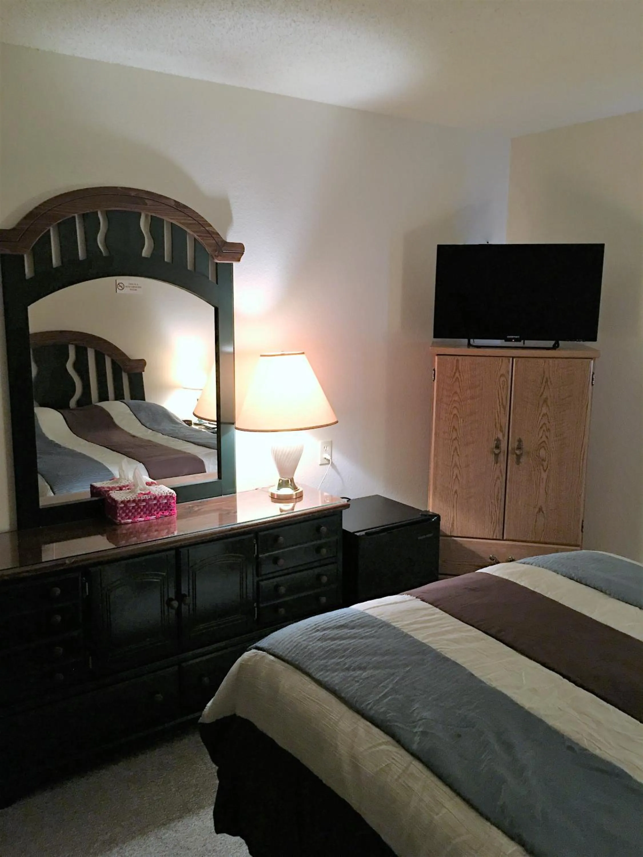 Bed in Hunters Lodge Motel