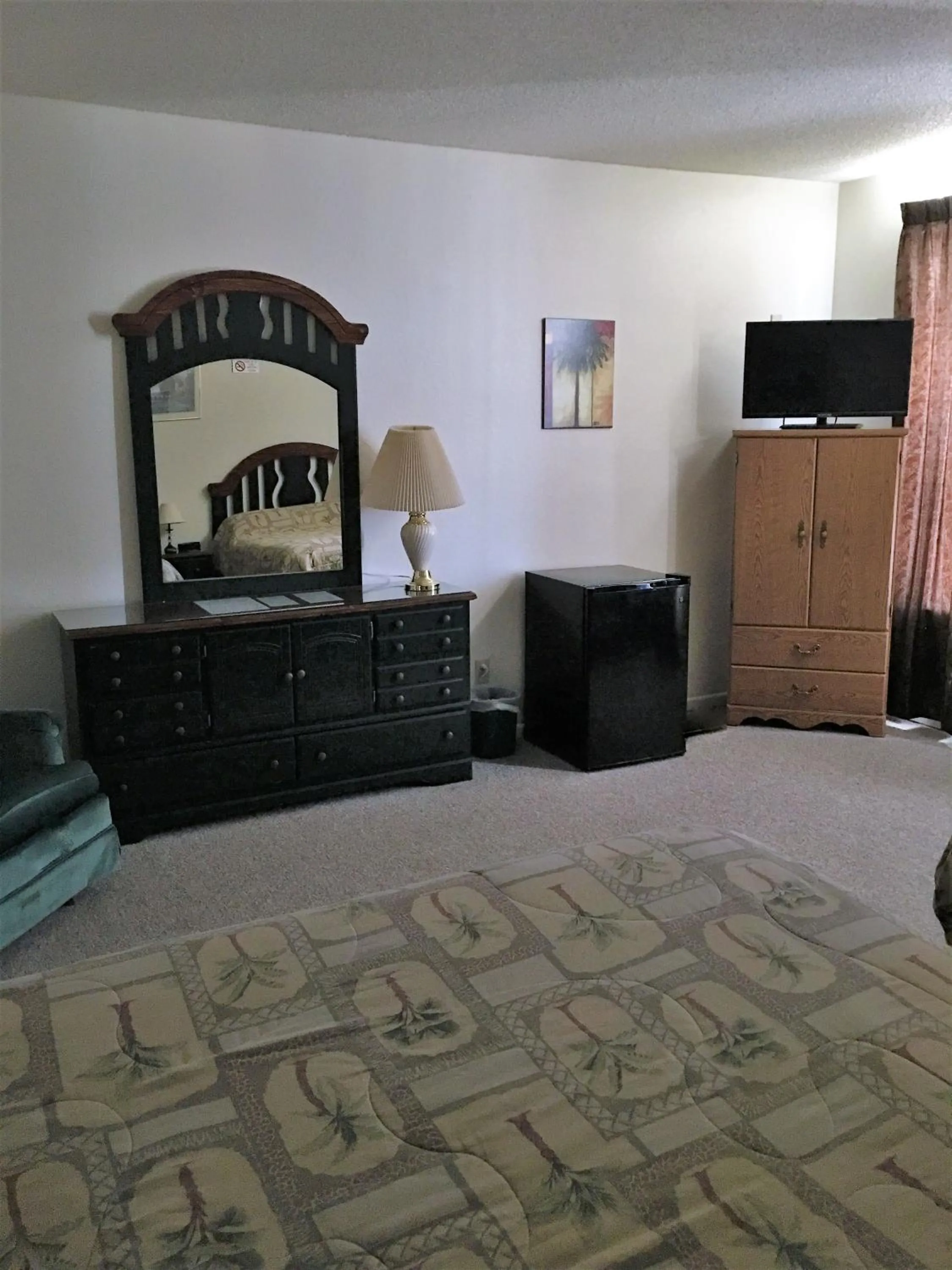 Photo of the whole room in Hunters Lodge Motel