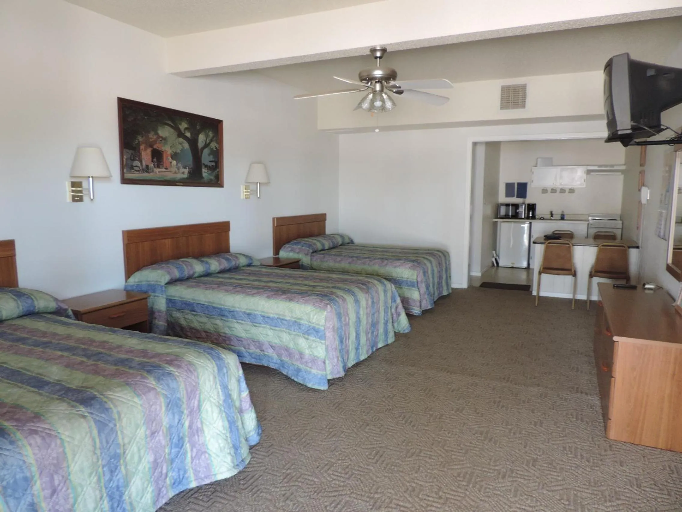 Living room, Bed in Hunters Lodge Motel