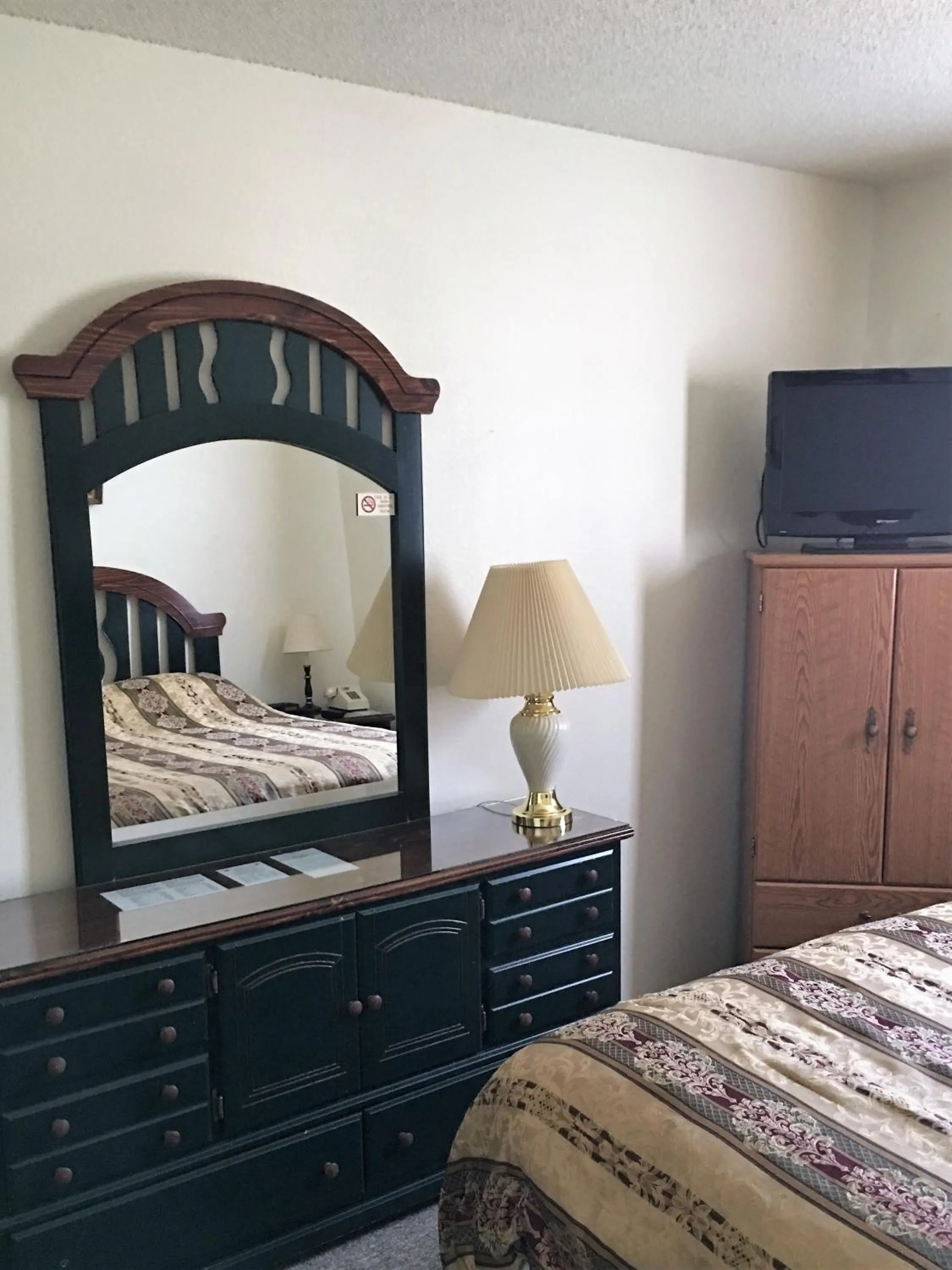 Photo of the whole room, Bed in Hunters Lodge Motel