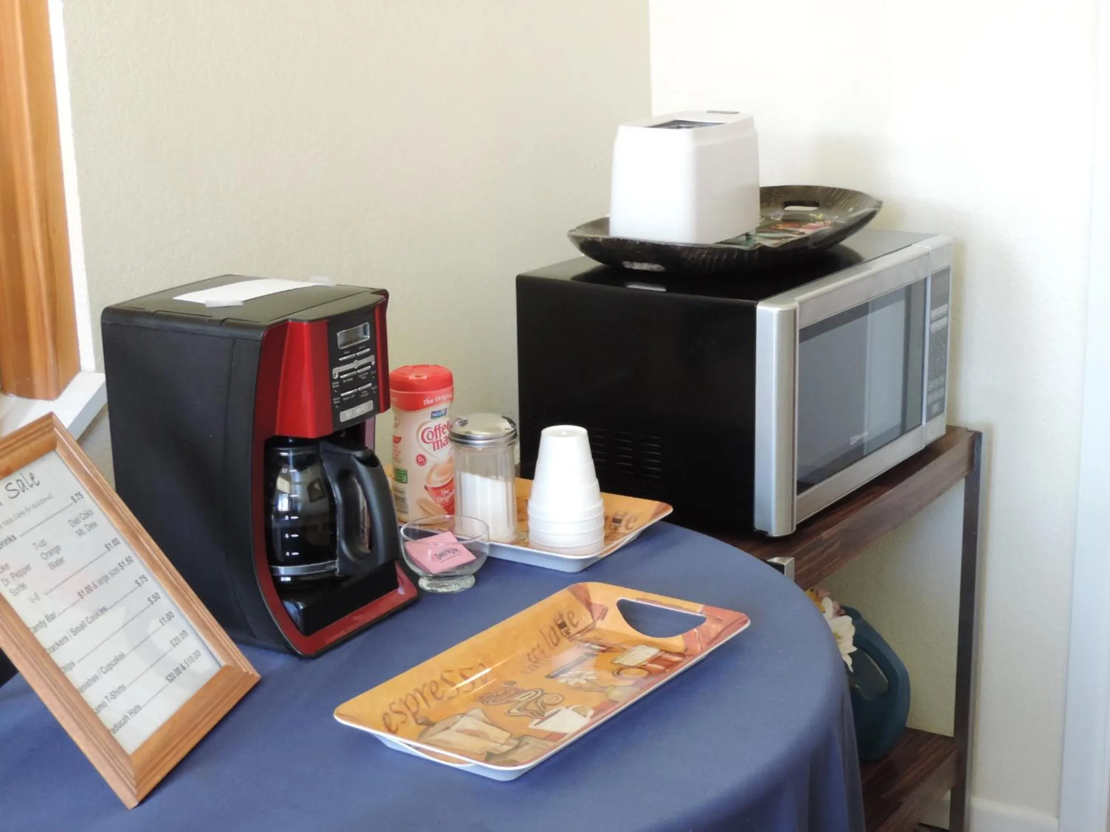Communal kitchen in Hunters Lodge Motel
