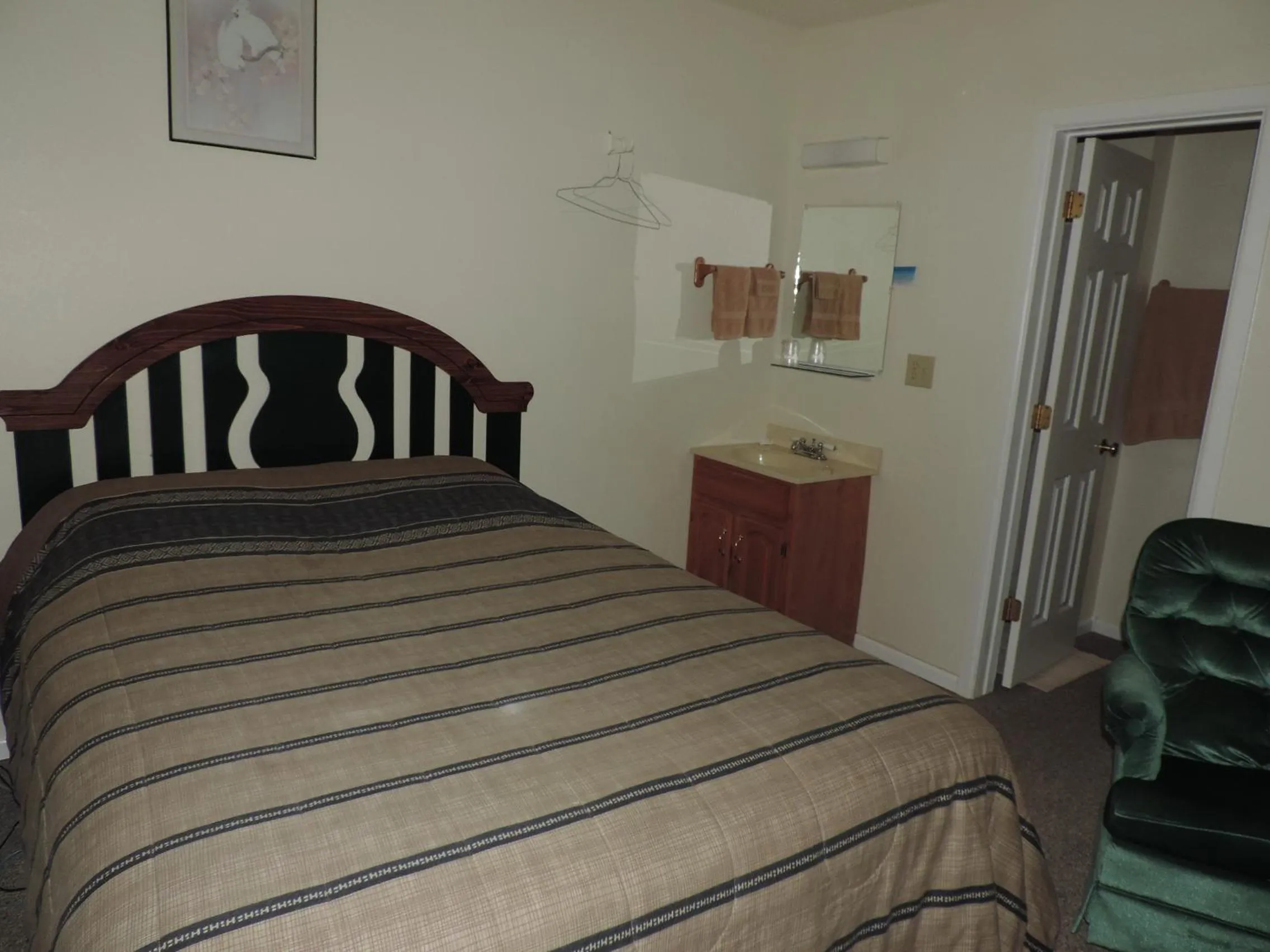 Bedroom, Bed in Hunters Lodge Motel