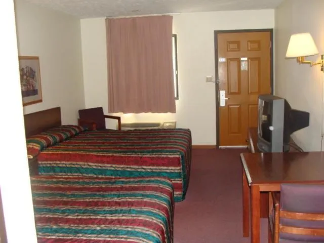 Photo of the whole room, Bed in USA Inns of America