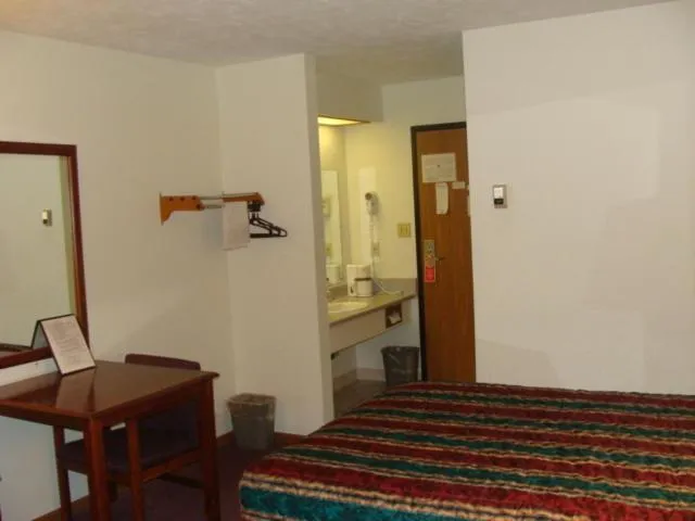 Photo of the whole room, Bed in USA Inns of America