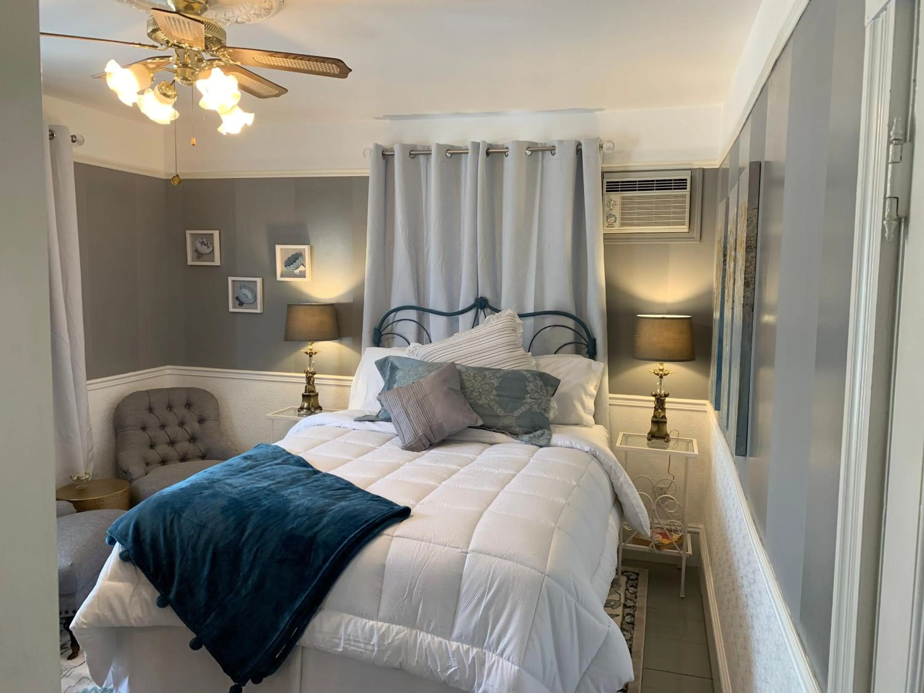 Photo of the whole room, Bed in Come from Away B&B