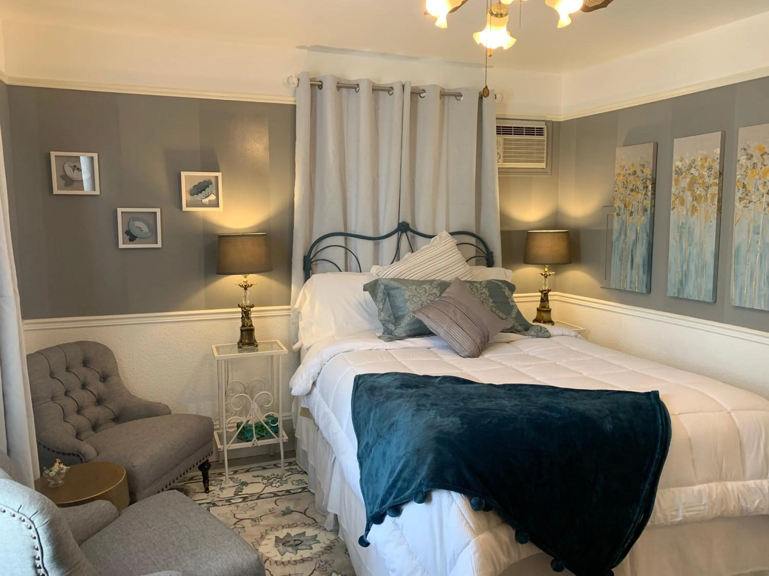 Photo of the whole room, Bed in Come from Away B&B