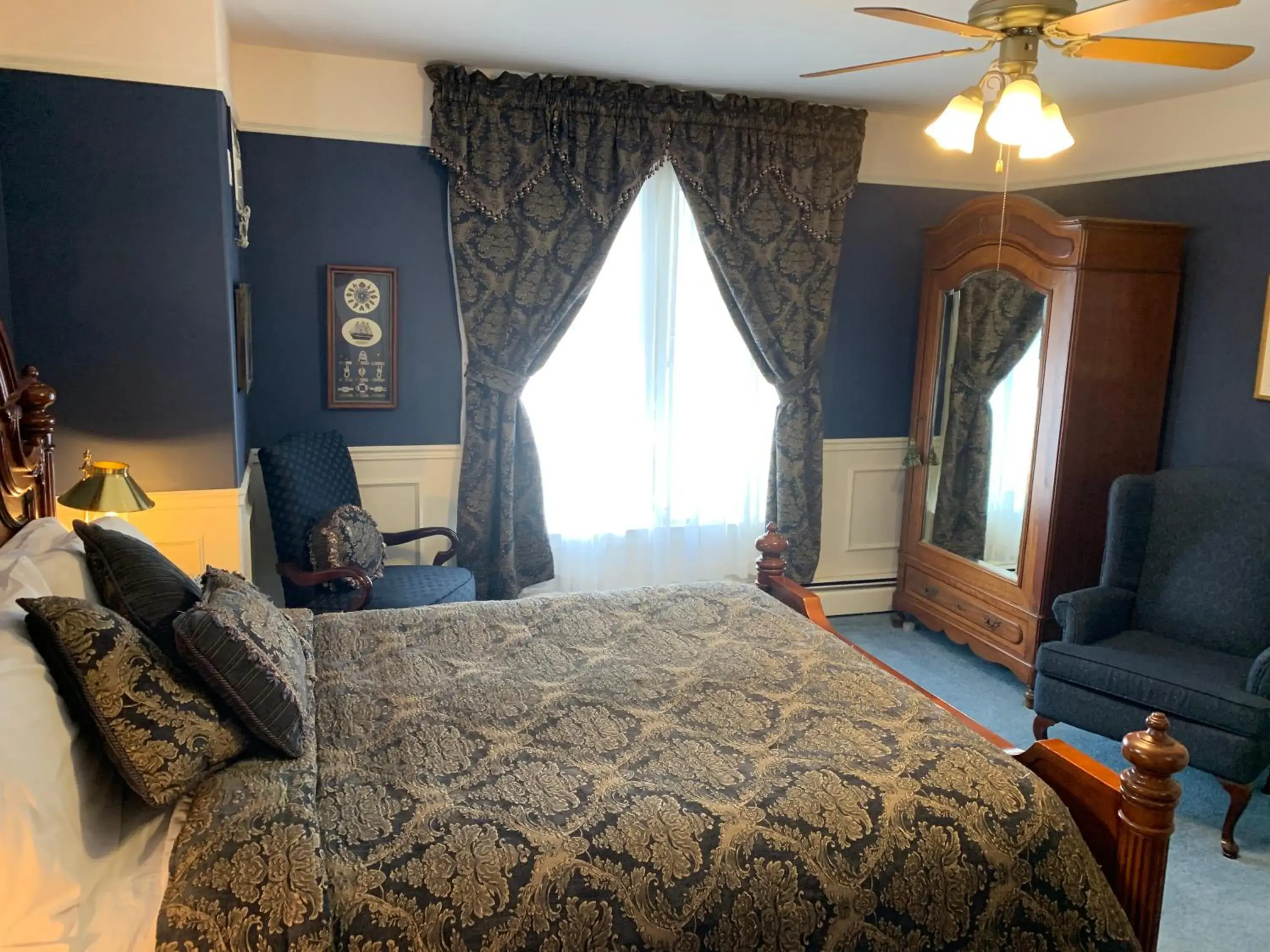 Superior Queen Room in Come from Away B&B Superior Queen Room in Come from Away B&B