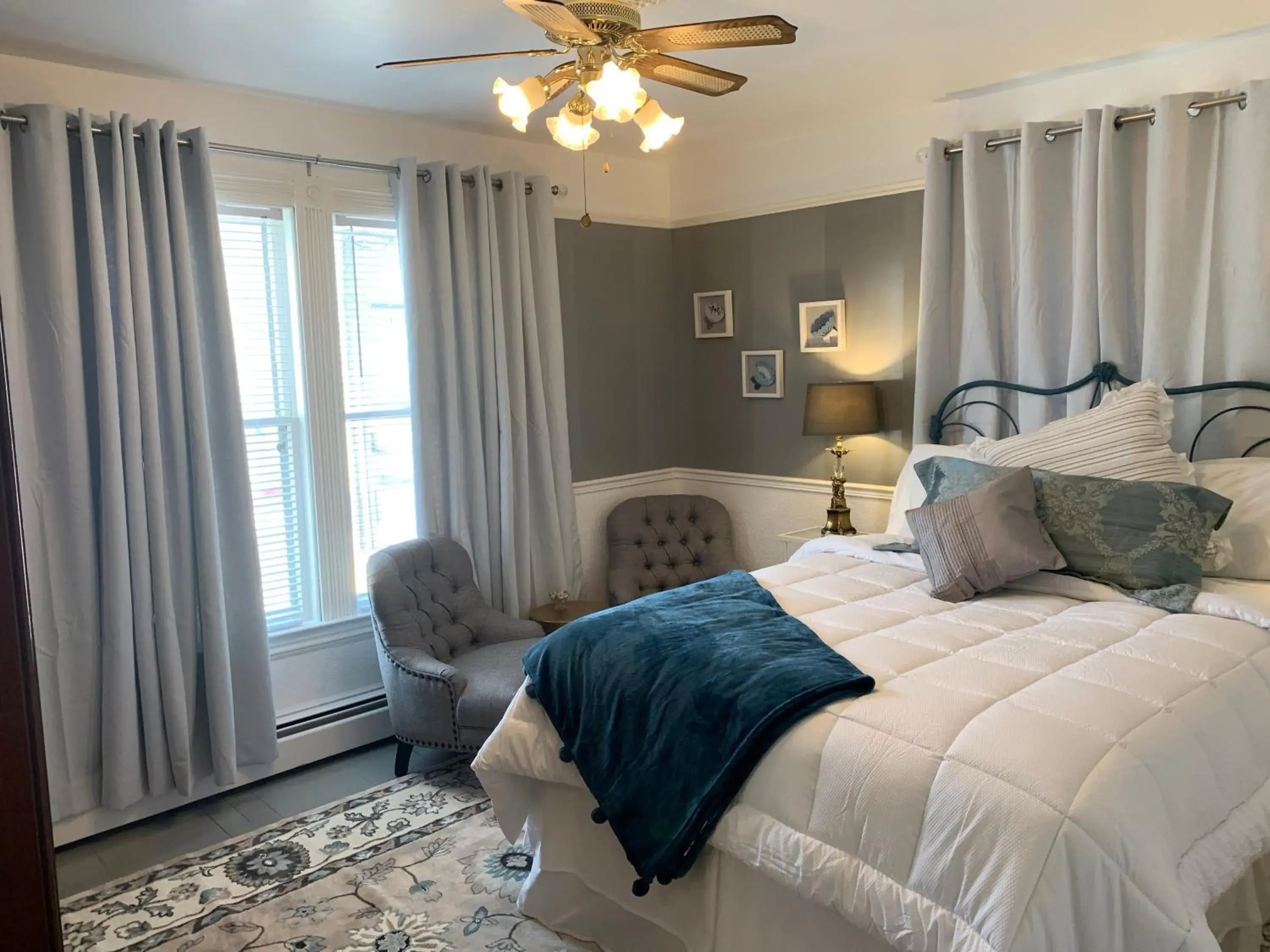 Deluxe Queen Room in Come from Away B&B Deluxe Queen Room in Come from Away B&B