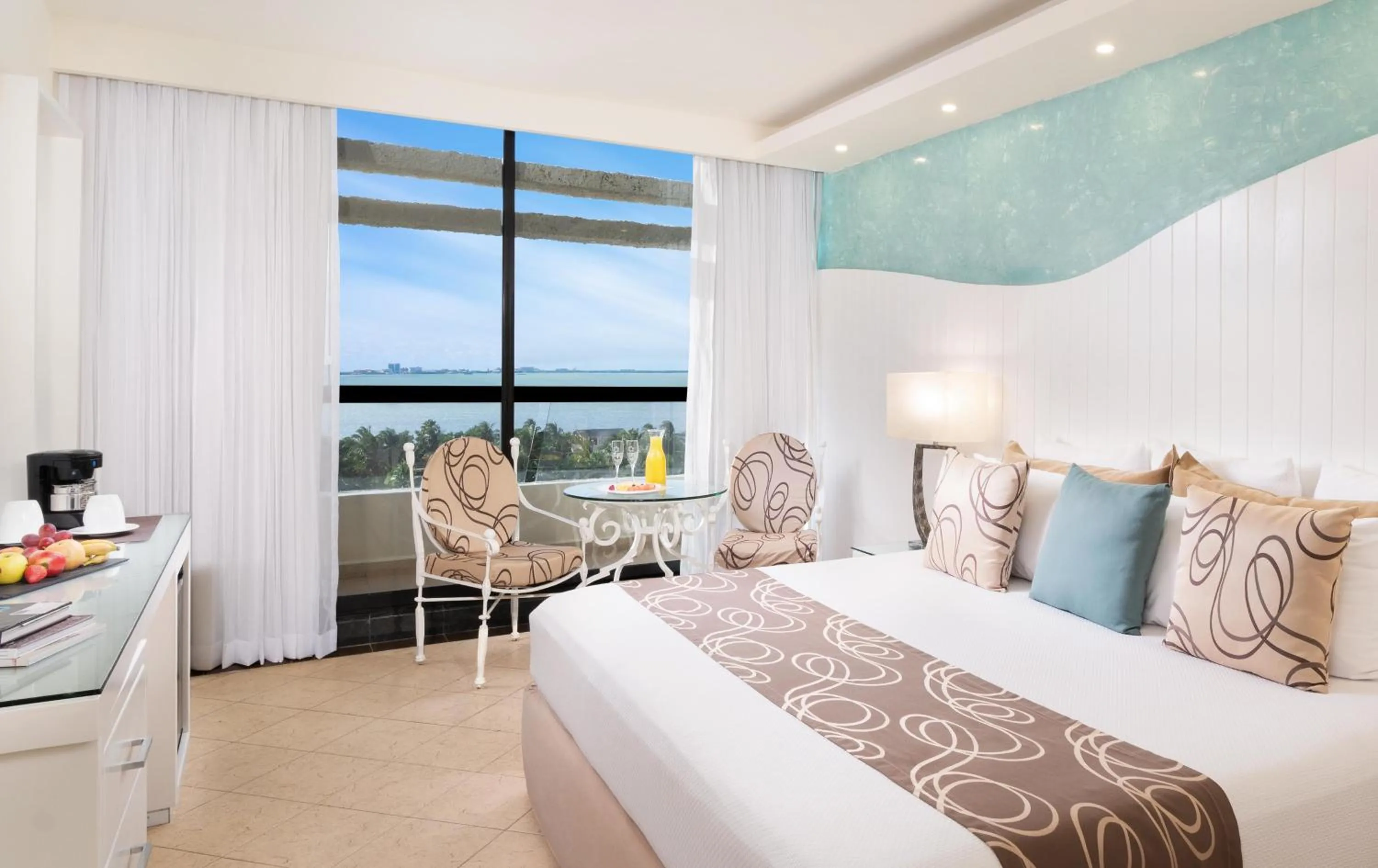 Photo of the whole room, Bed in The Grand Oasis Cancun - All Inclusive