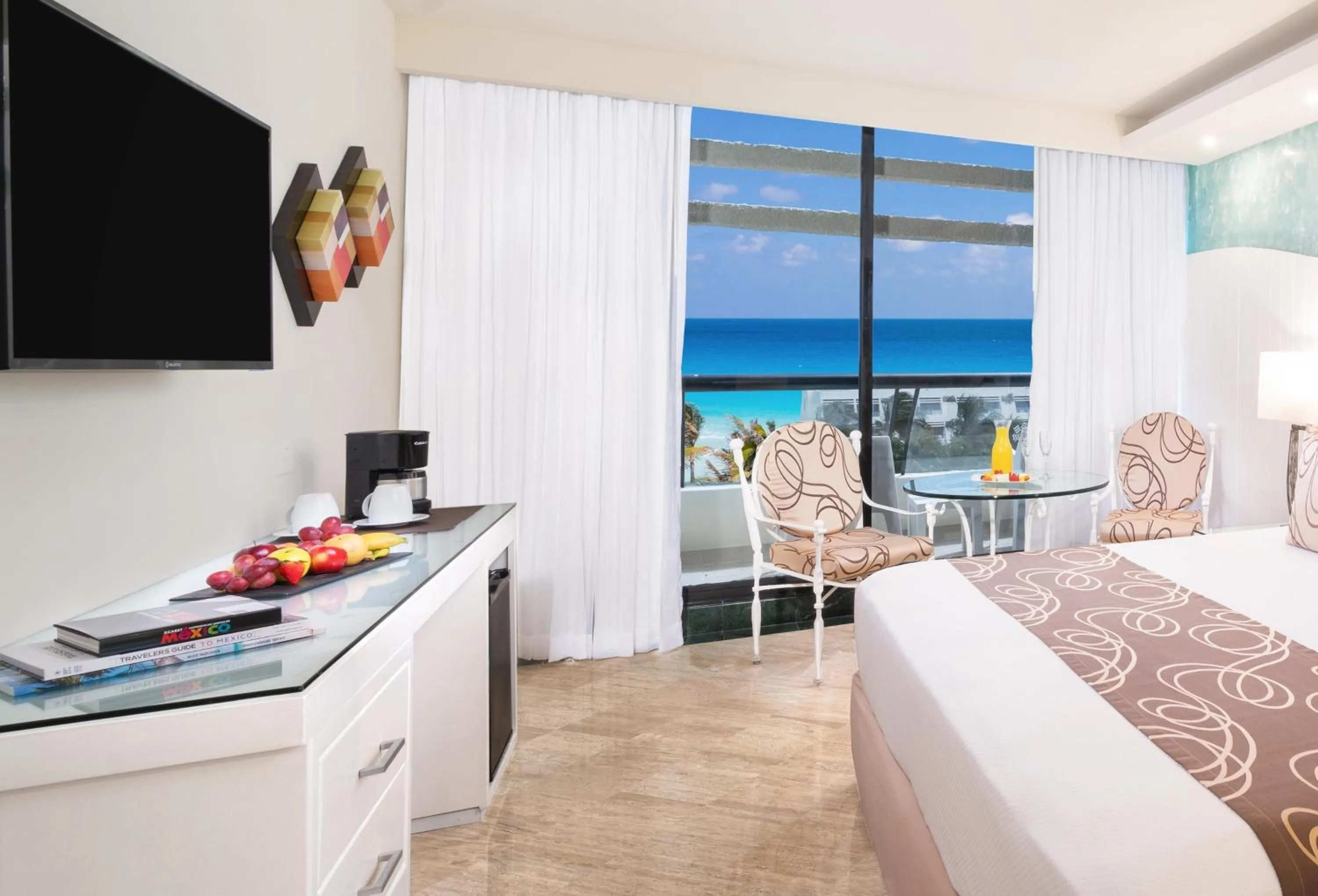 Photo of the whole room, Bed in The Grand Oasis Cancun - All Inclusive