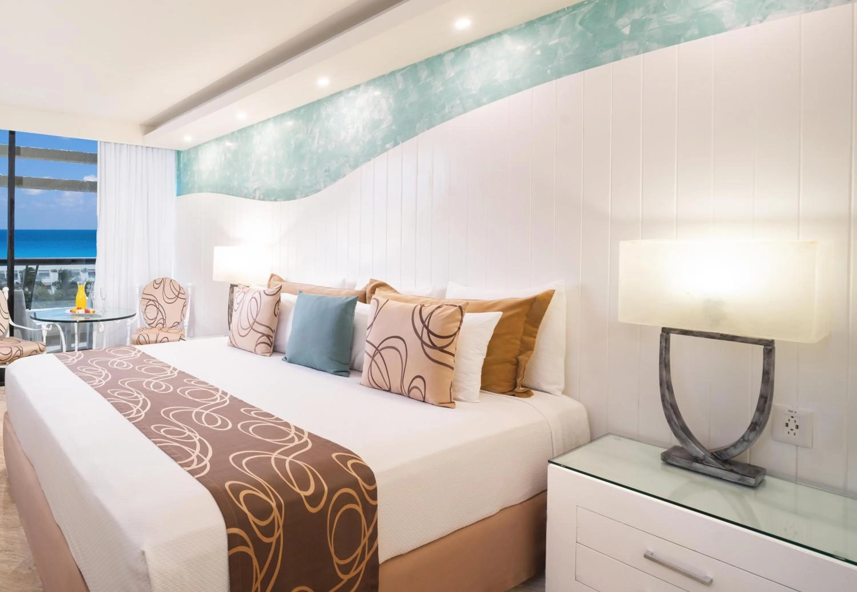 Photo of the whole room, Bed in The Grand Oasis Cancun - All Inclusive