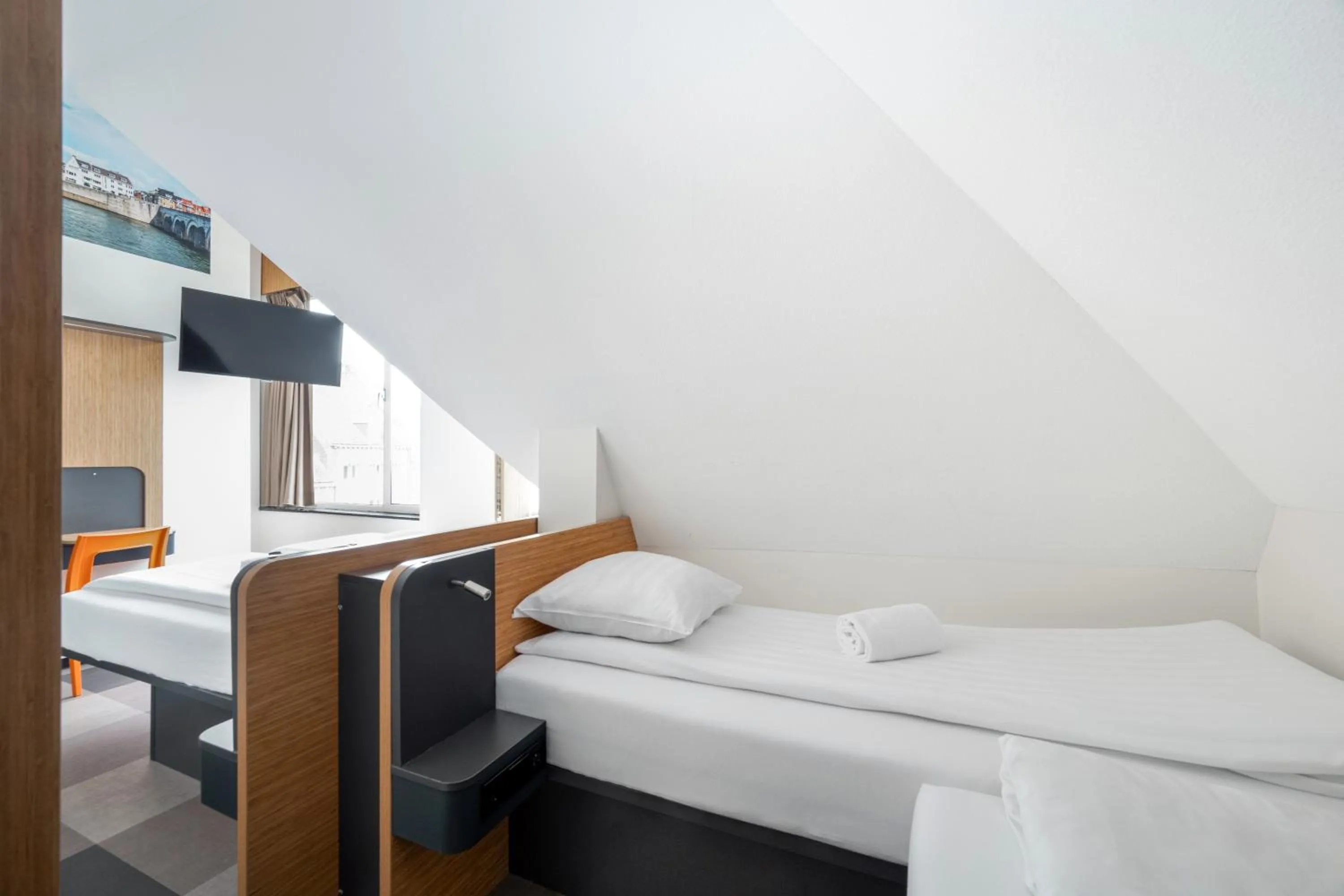 Bedroom, Bed in easyHotel Maastricht City Centre