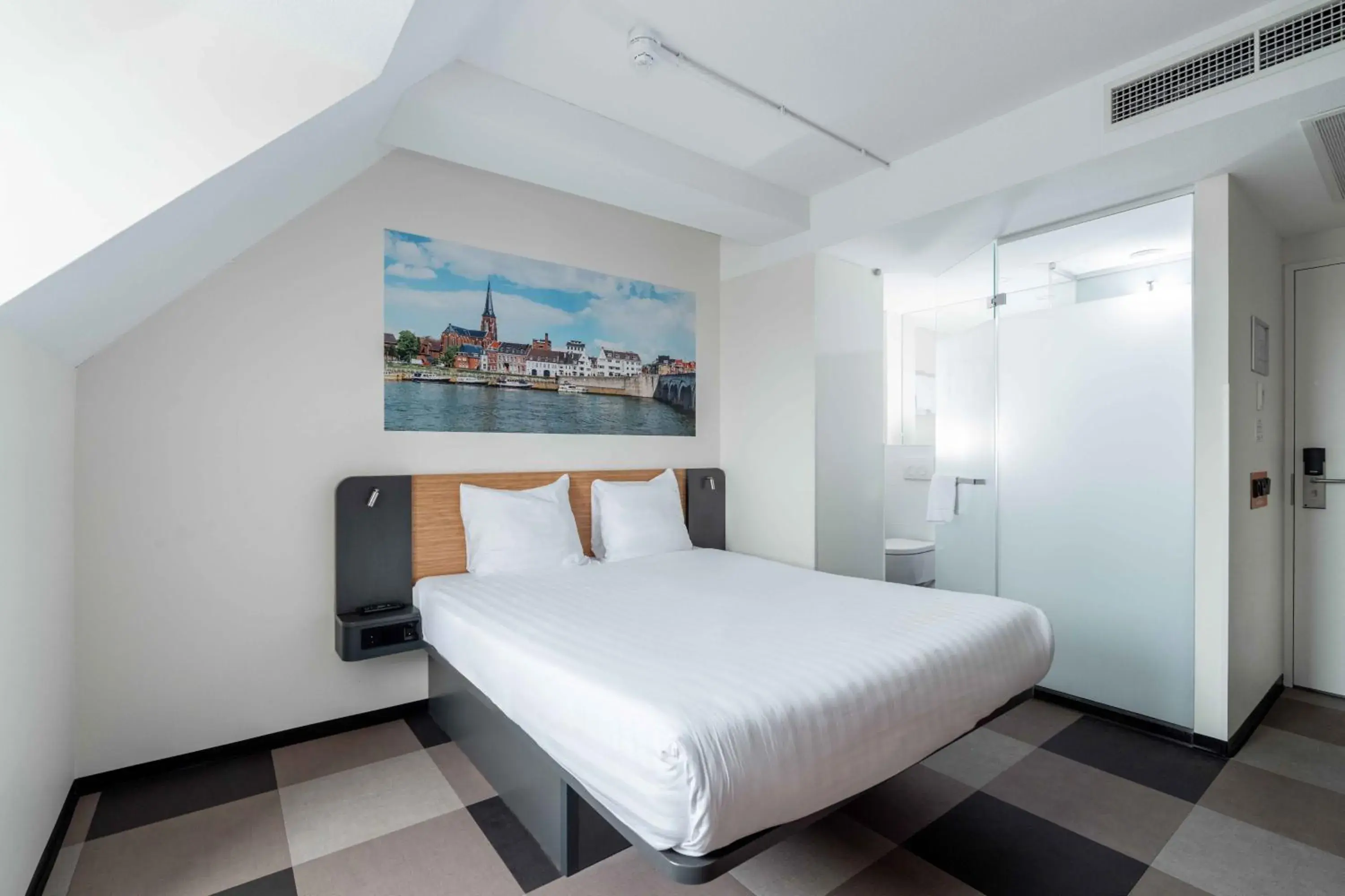 Bedroom, Bed in easyHotel Maastricht City Centre Bedroom, Bed in easyHotel Maastricht City Centre