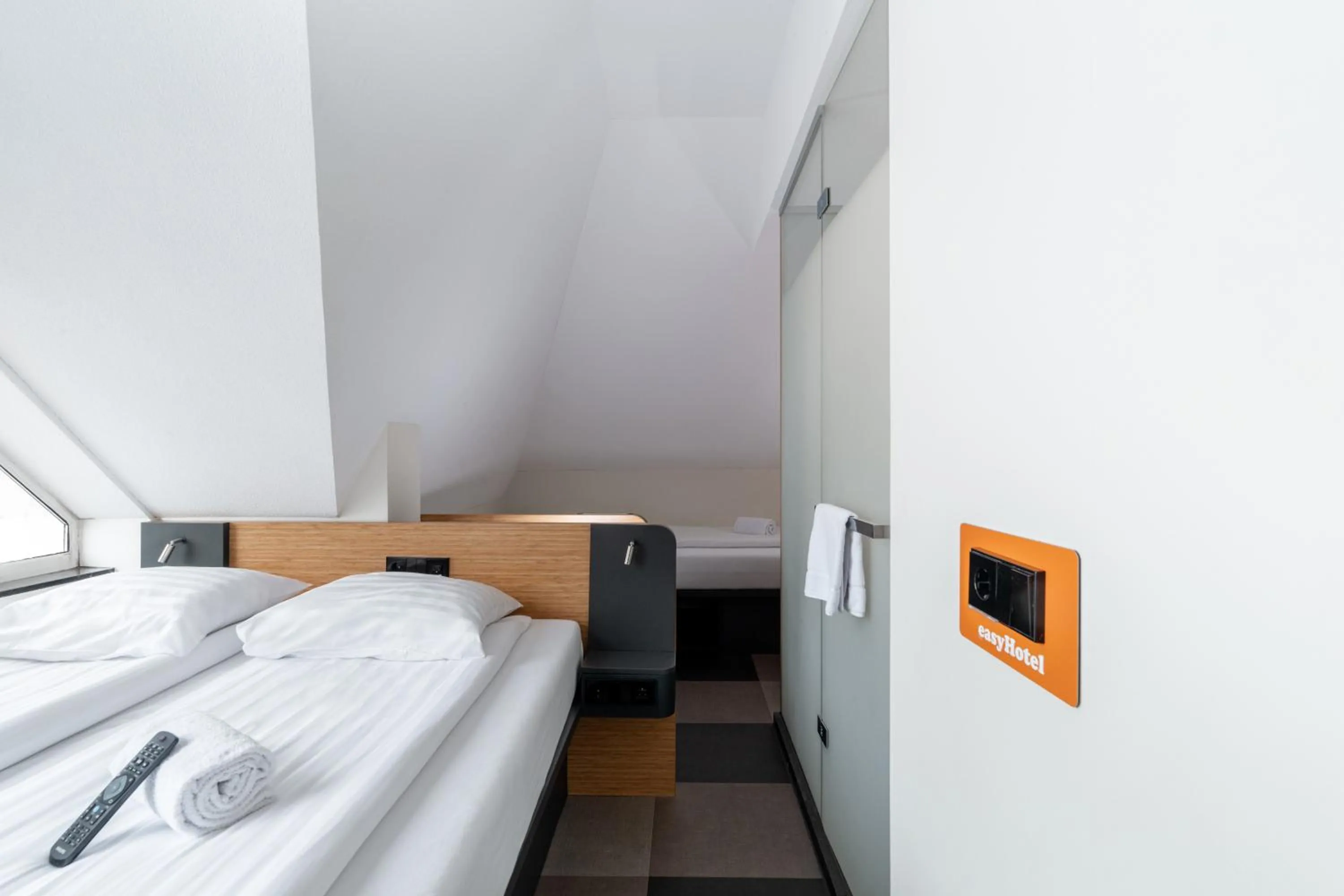 Bedroom, Bed in easyHotel Maastricht City Centre