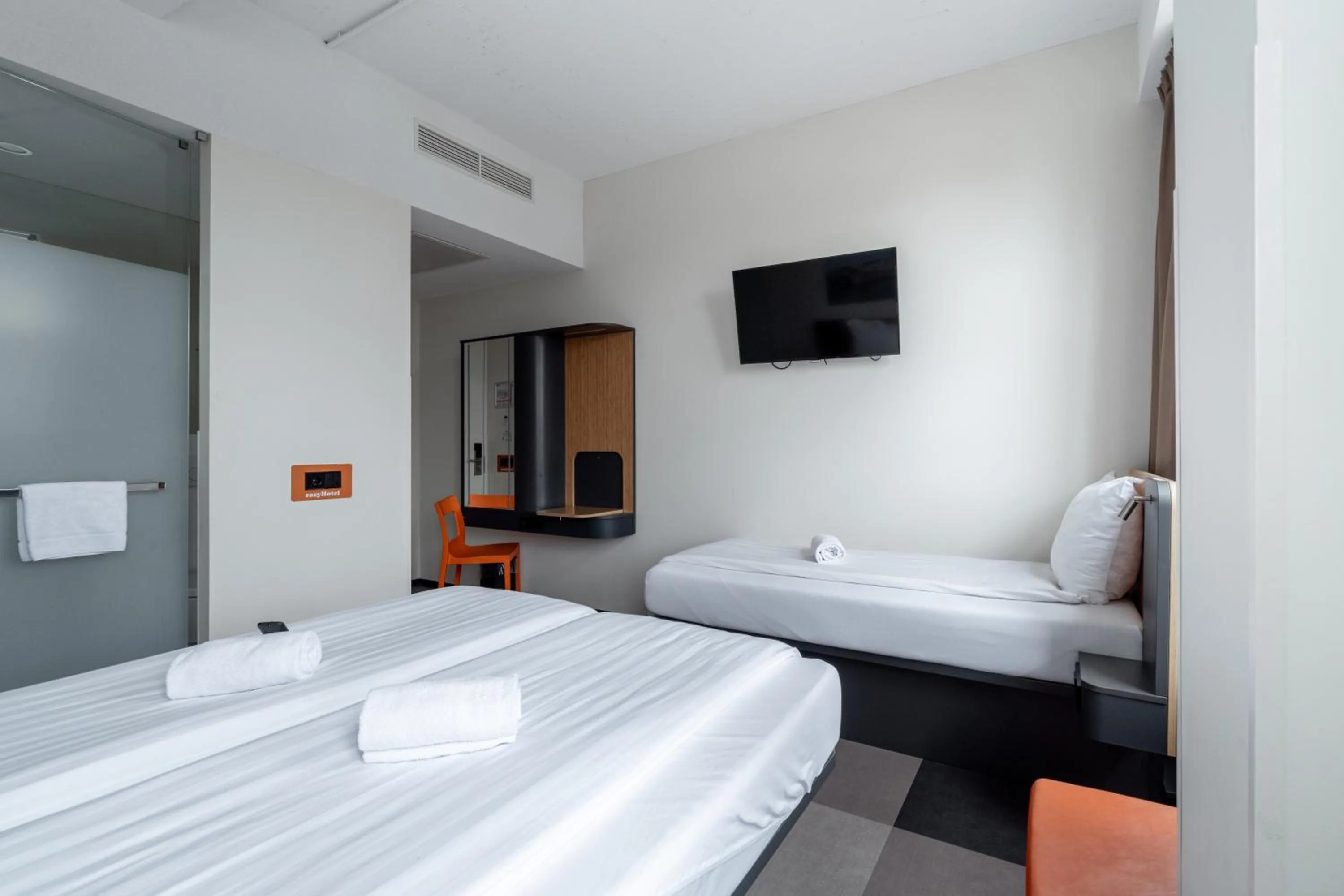 Bedroom, Bed in easyHotel Maastricht City Centre