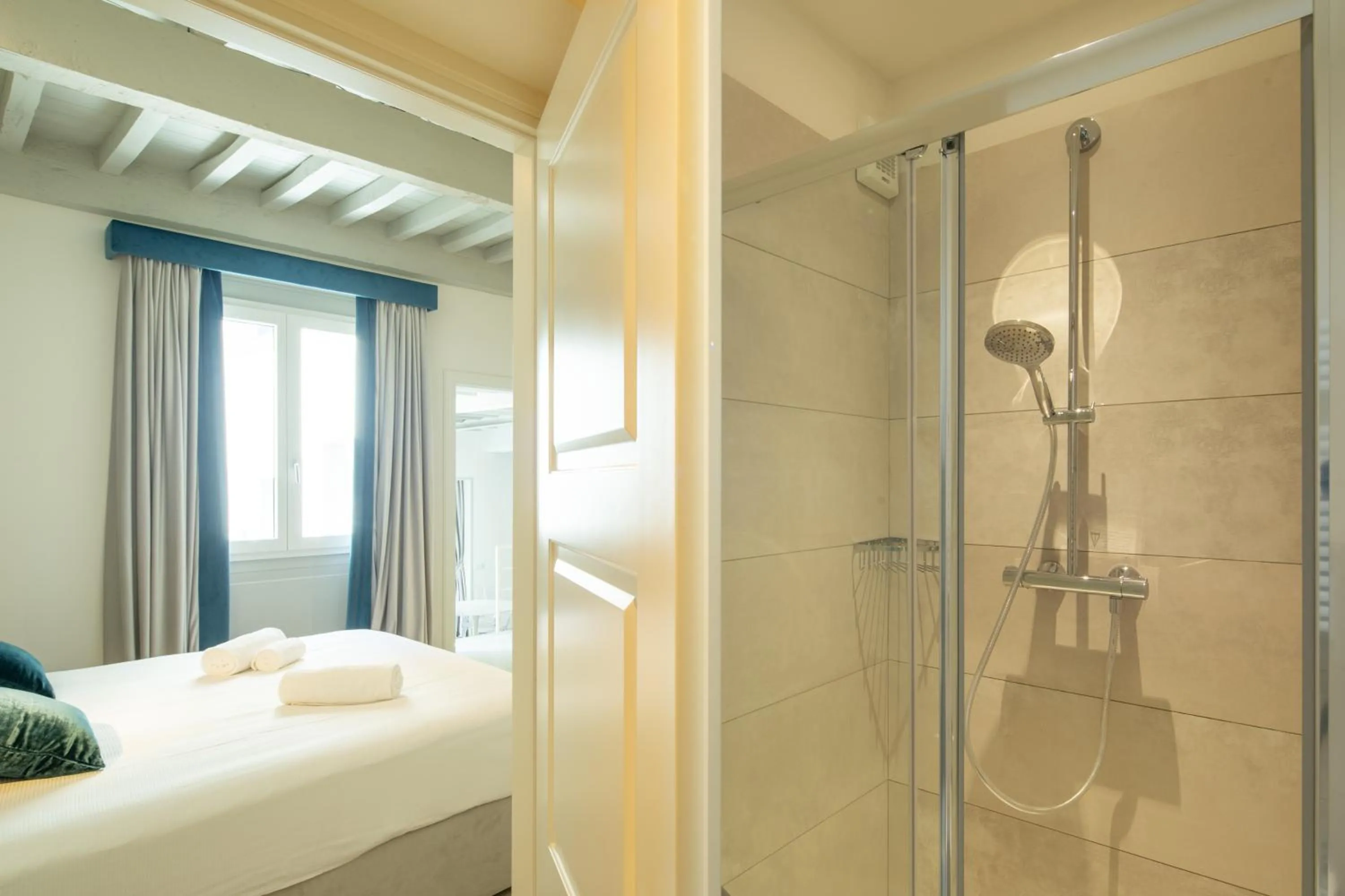 Bathroom, Bed in Carapelli Apartments