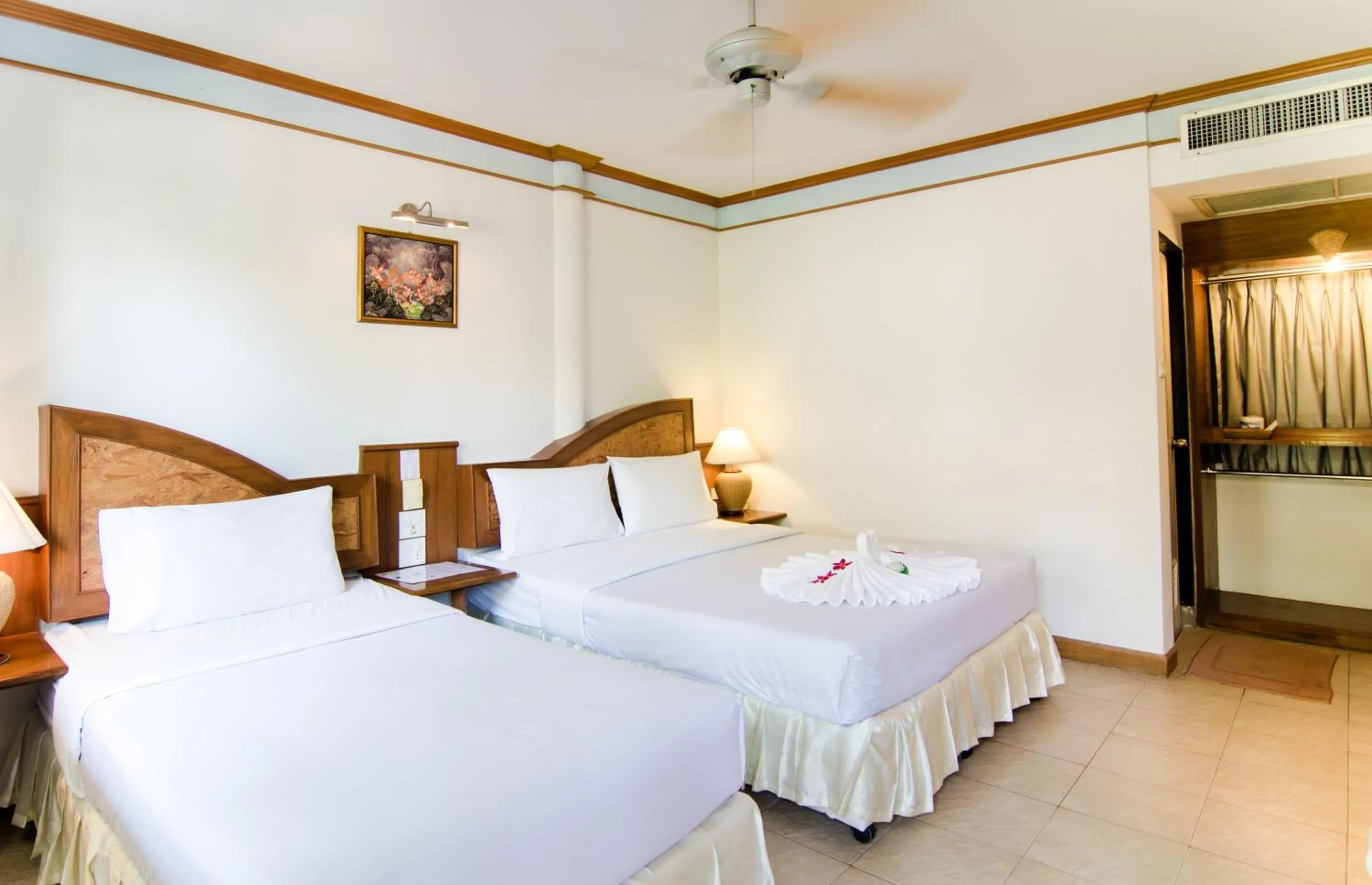 Bed in Sea Garden Resort & Spa, Haadrin