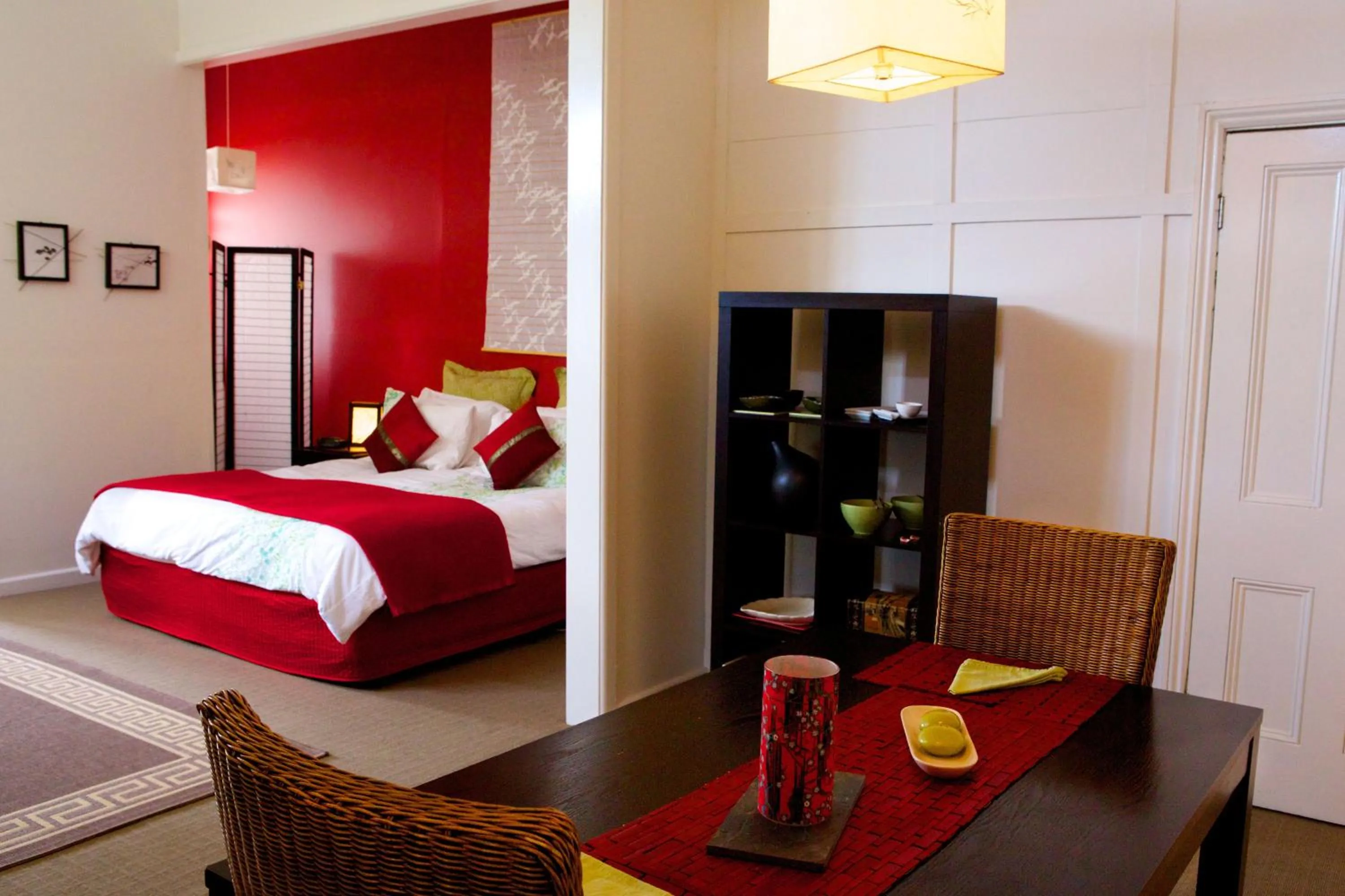 Dining area, Bed in Healesville Apartments