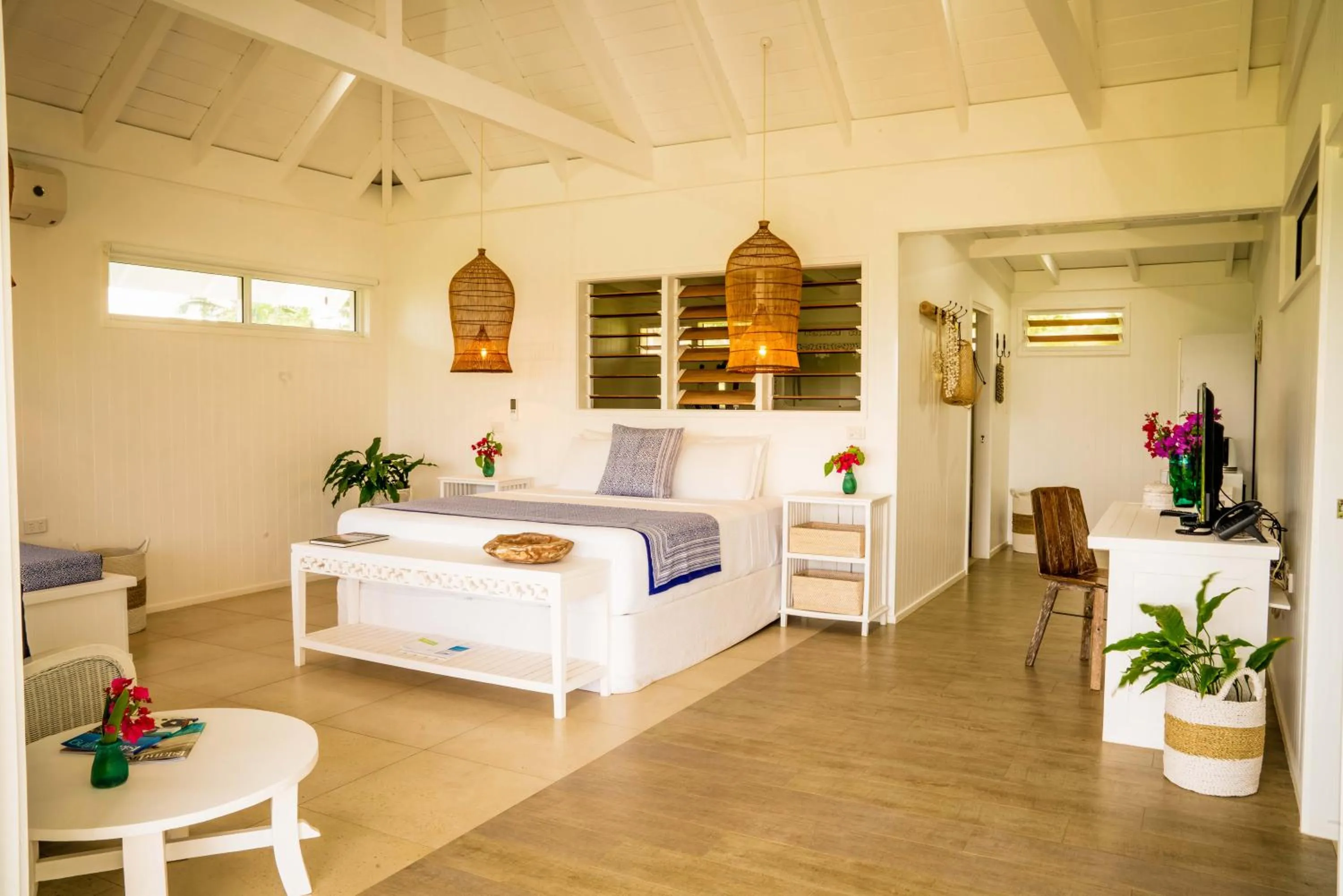 Photo of the whole room, Bed in Tamanu on the Beach