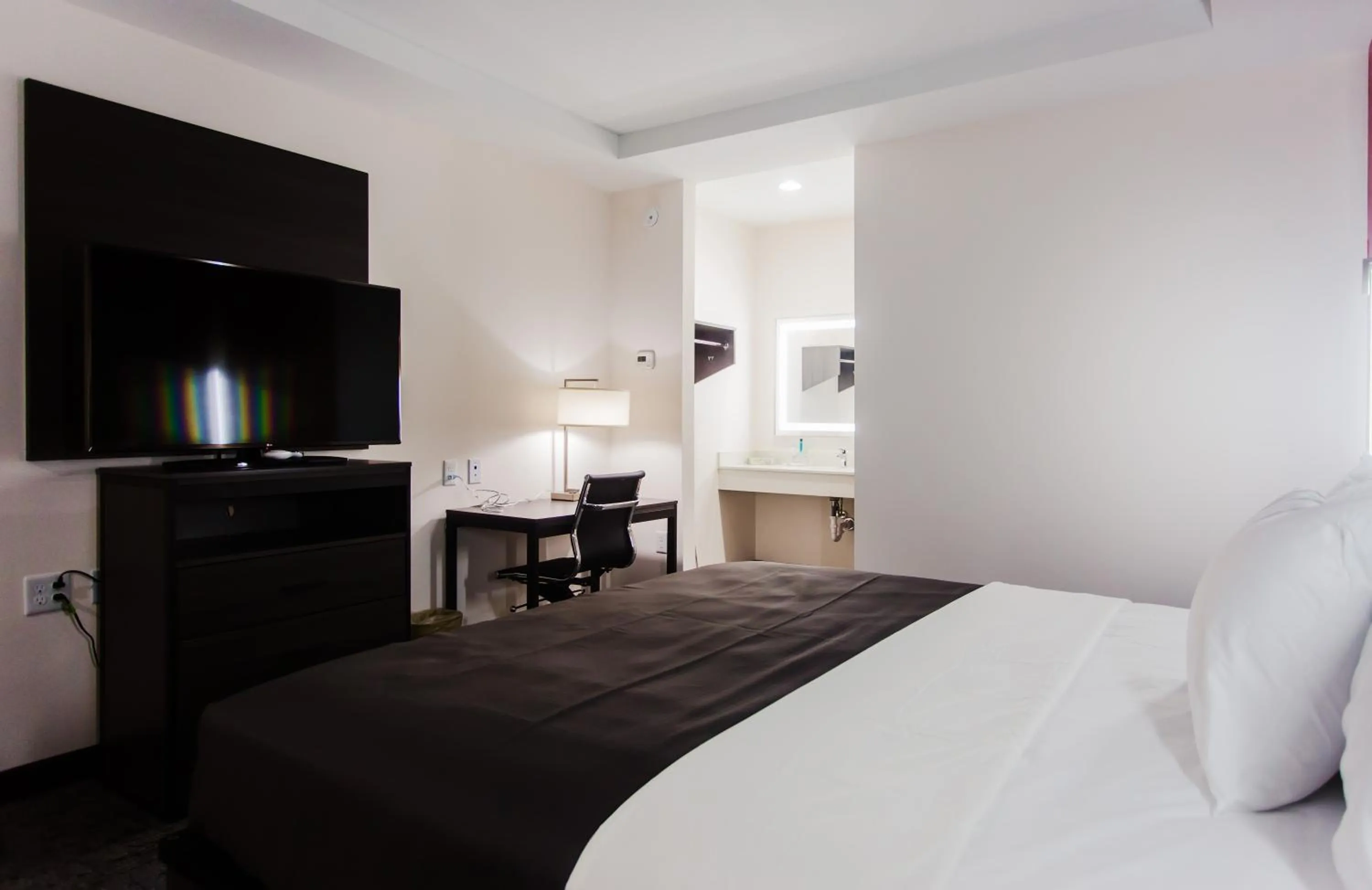 Photo of the whole room, Bed in Palacio Royale Inn Boutique Katy