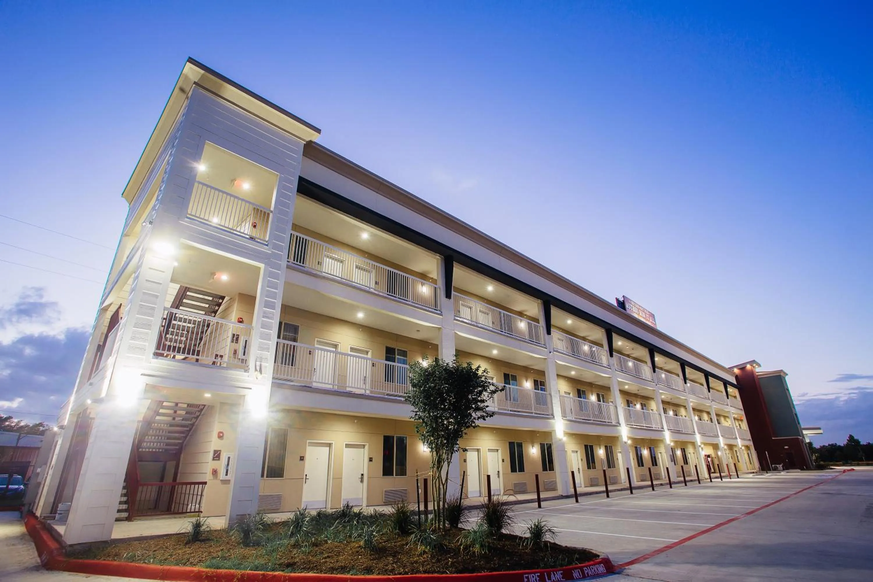 Property building in Palacio Royale Inn Boutique Katy