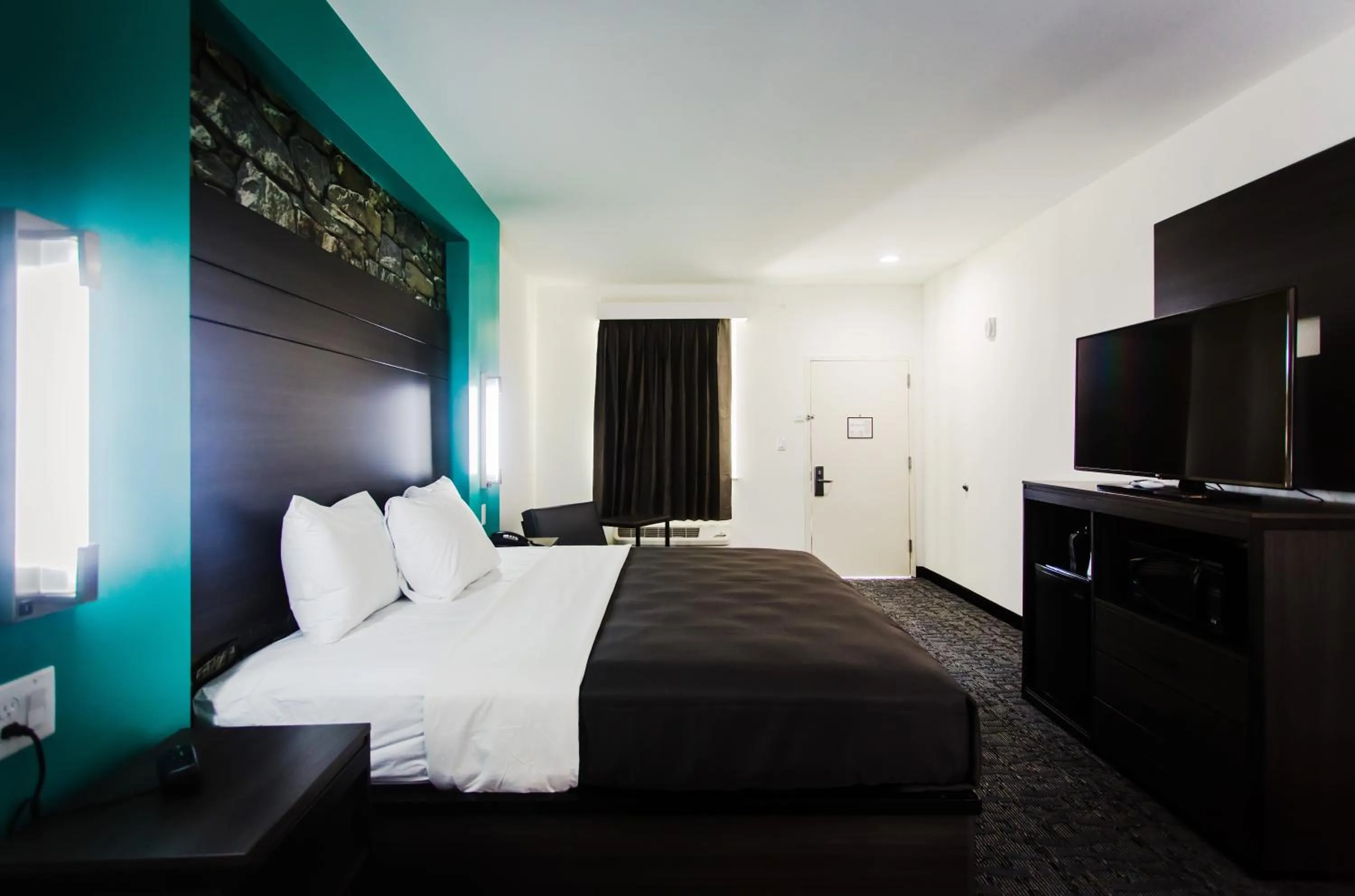 Photo of the whole room, Bed in Palacio Royale Inn Boutique Katy