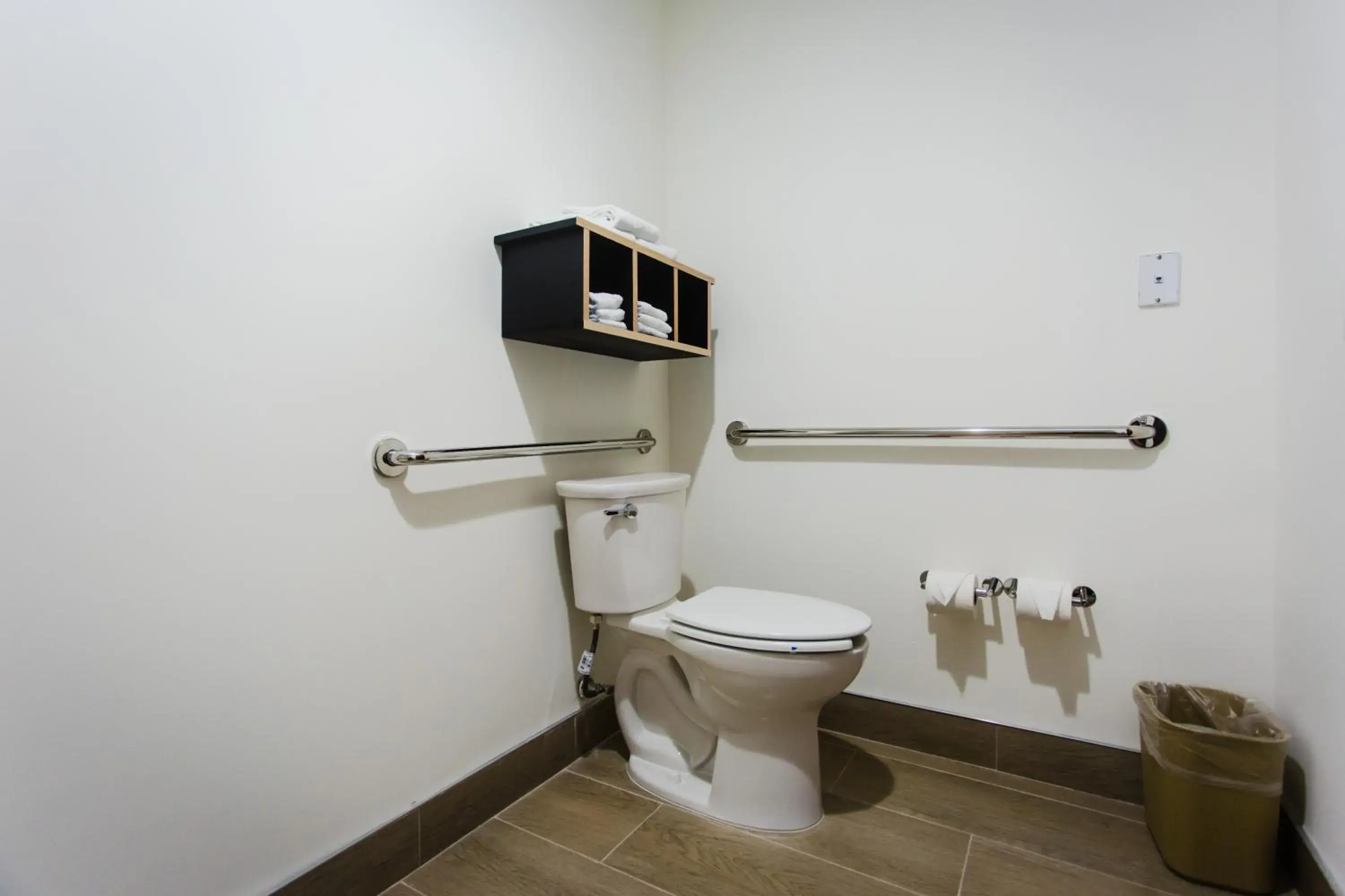 Toilet, Bathroom in Palacio Royale Inn Boutique Katy