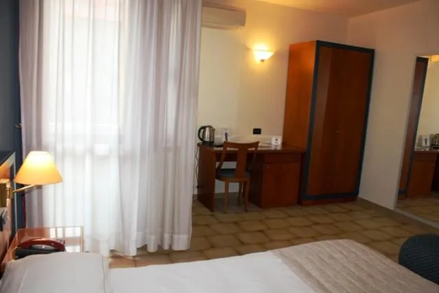 Coffee/tea facilities, Bed in DOMUS Grand Hotel