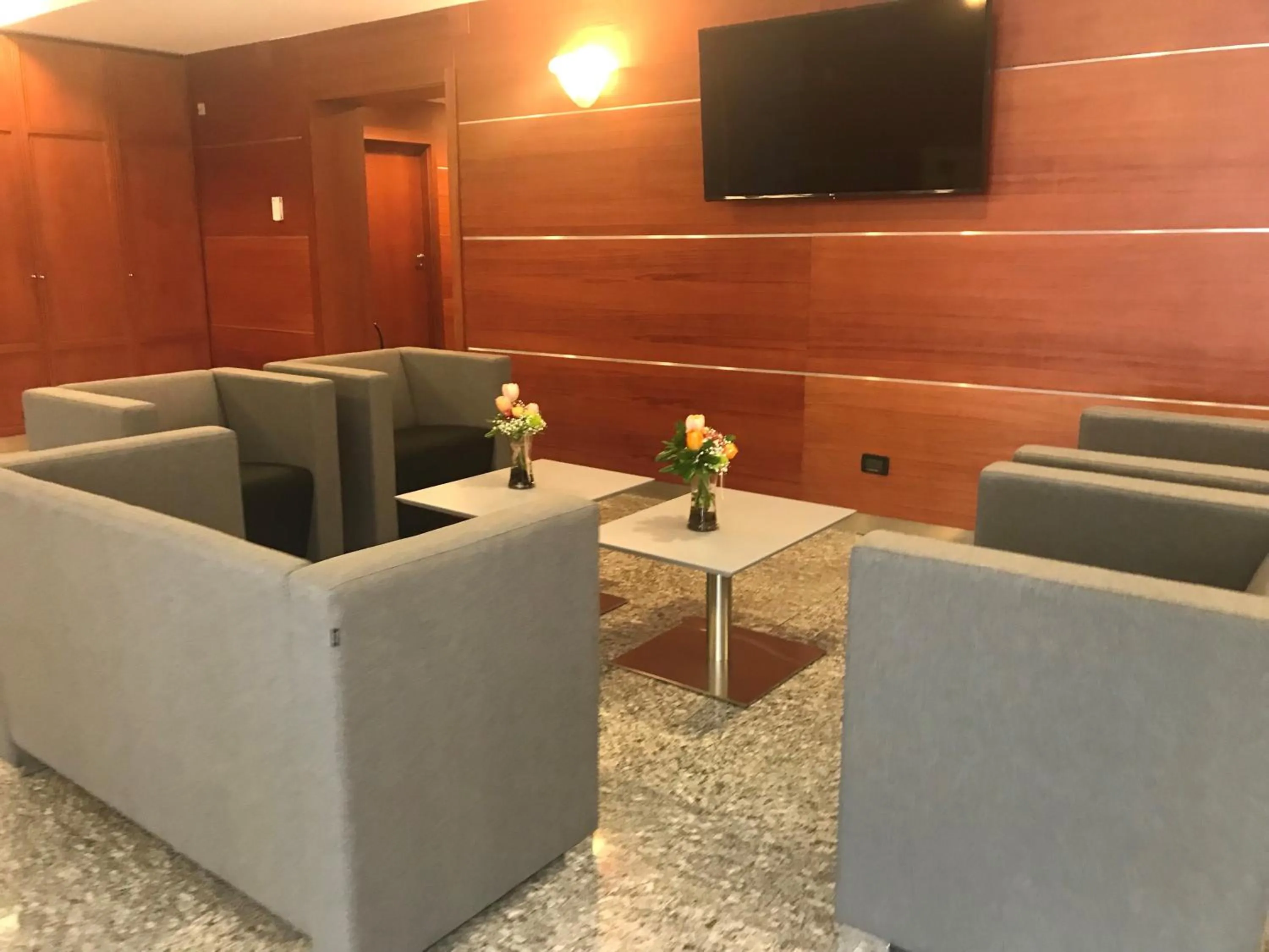 Communal lounge/ TV room in DOMUS Grand Hotel