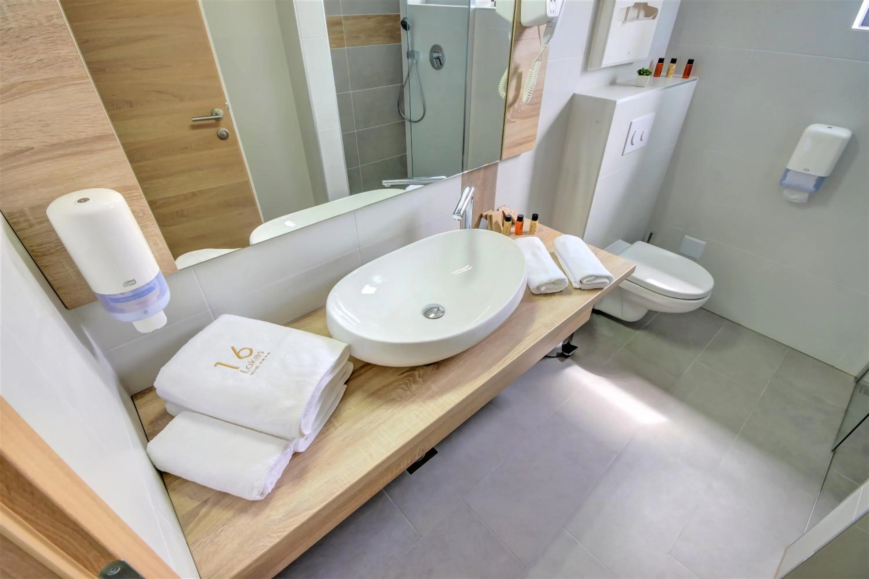 Shower in 16 Lakes Hotel