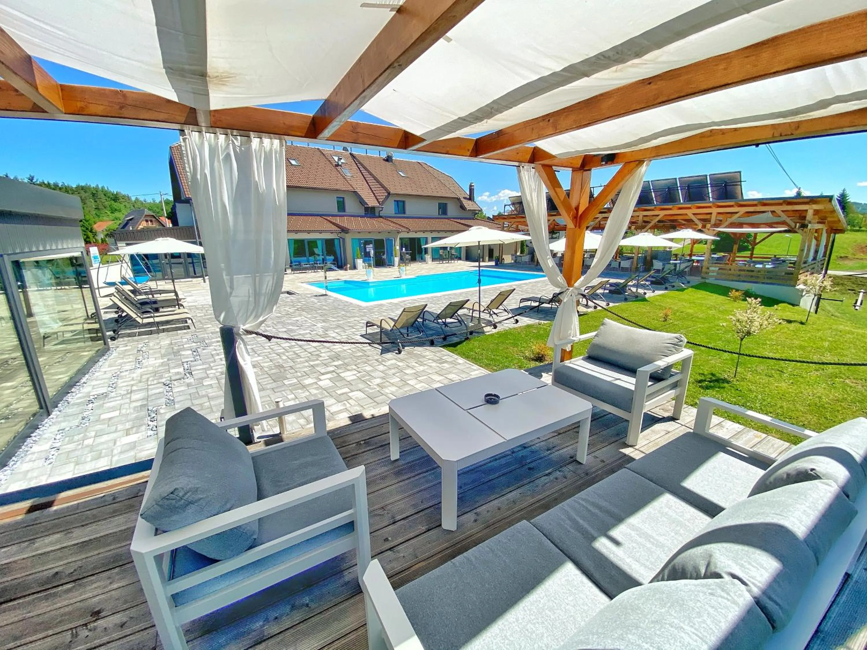 Lounge or bar in 16 Lakes Hotel